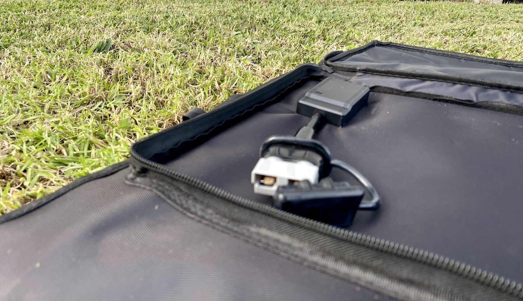 Anderson Plug Outlet with rubber cap of San Hima Solar Blanket
