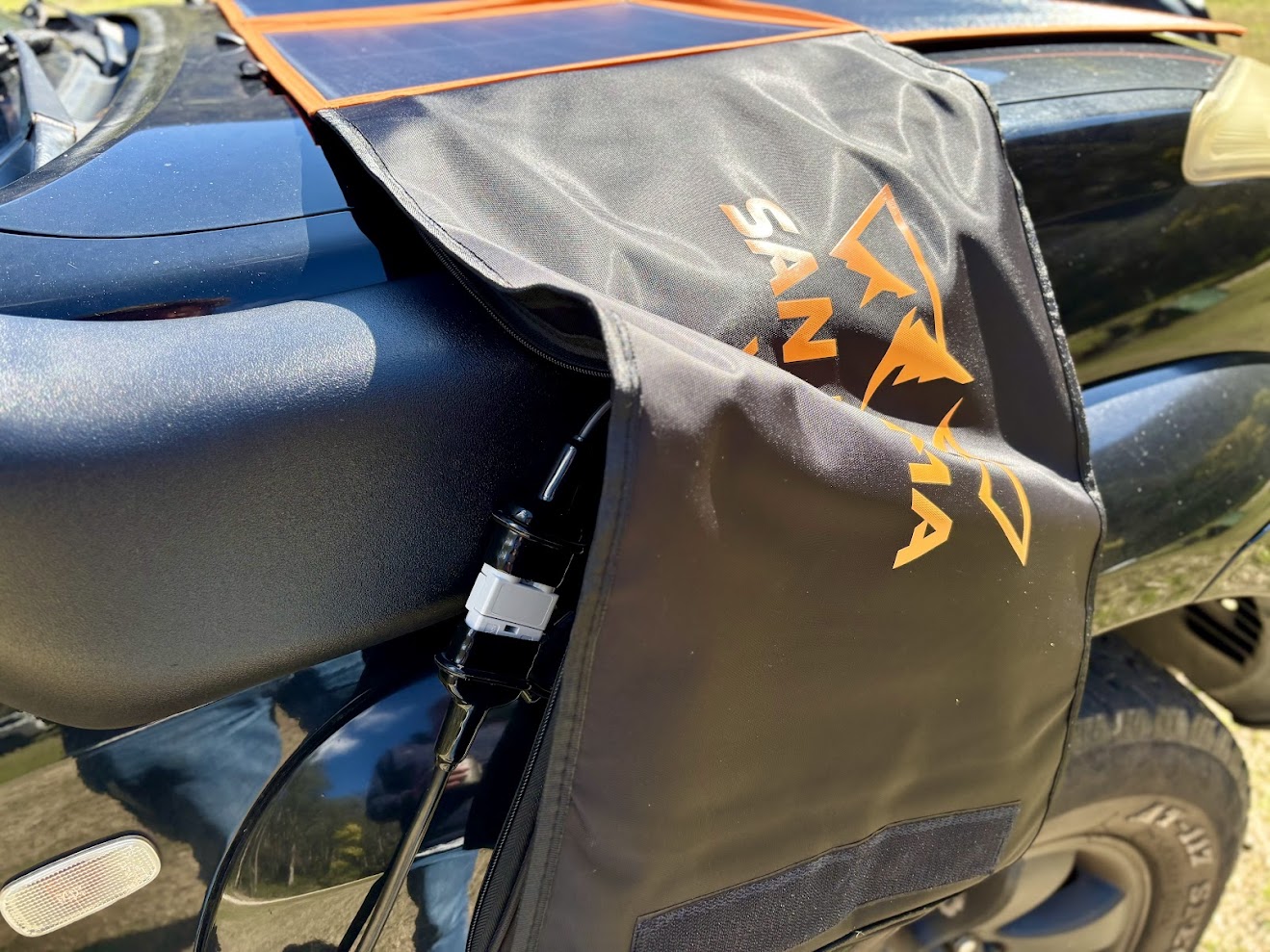 Anderson Plug connection with extension lead from solar blanket to MPPT
