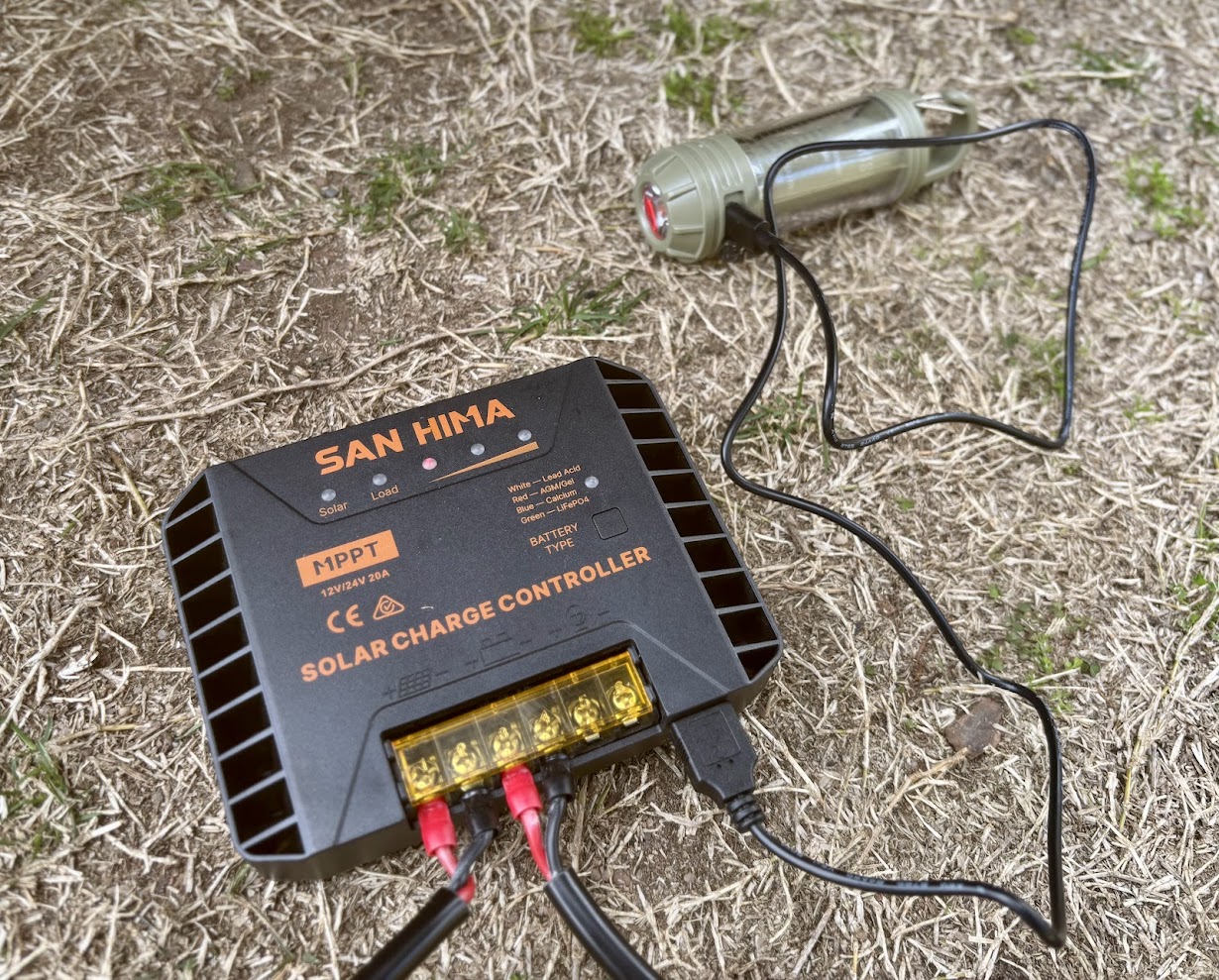 Recharging camp lights with the USB outlet on MPPT connected to San Hima solar blanket