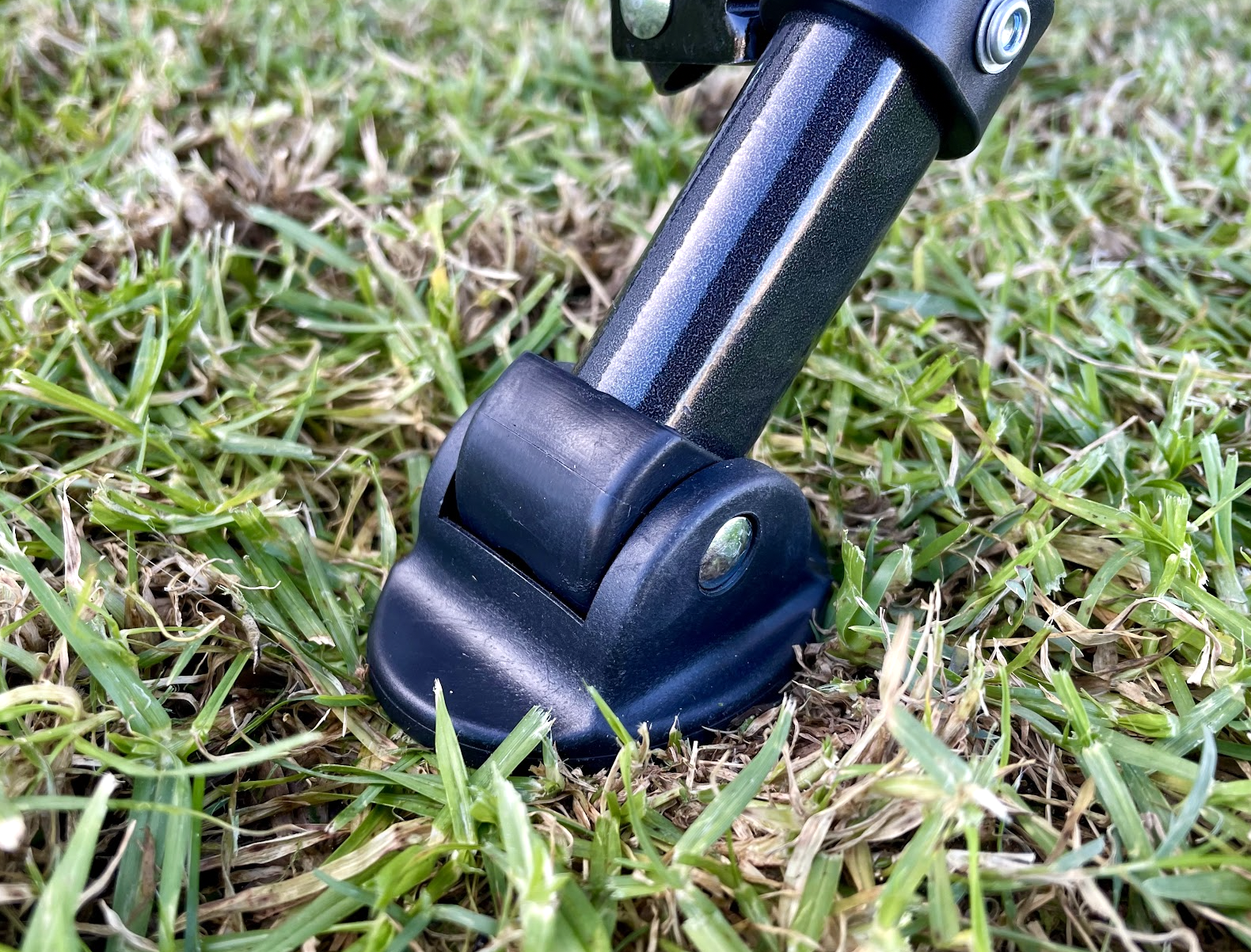 Wide feet design of the San Hima reclining camp chair that avoid sinking into soft ground