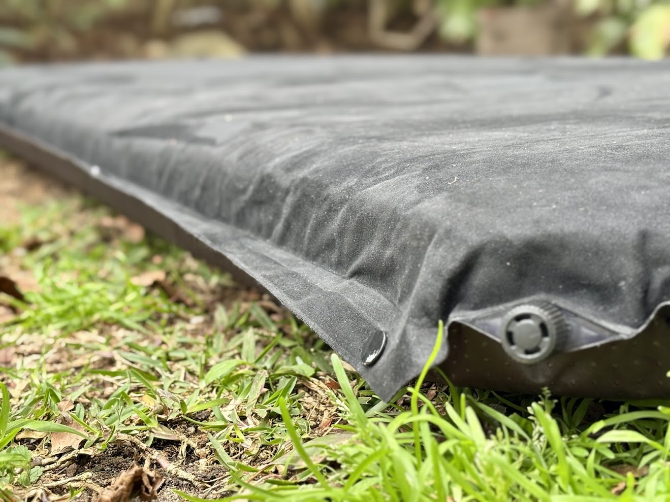 Snap buttons along the sides of this Weisshorn self inflating mattress to connect two of these mattresses together