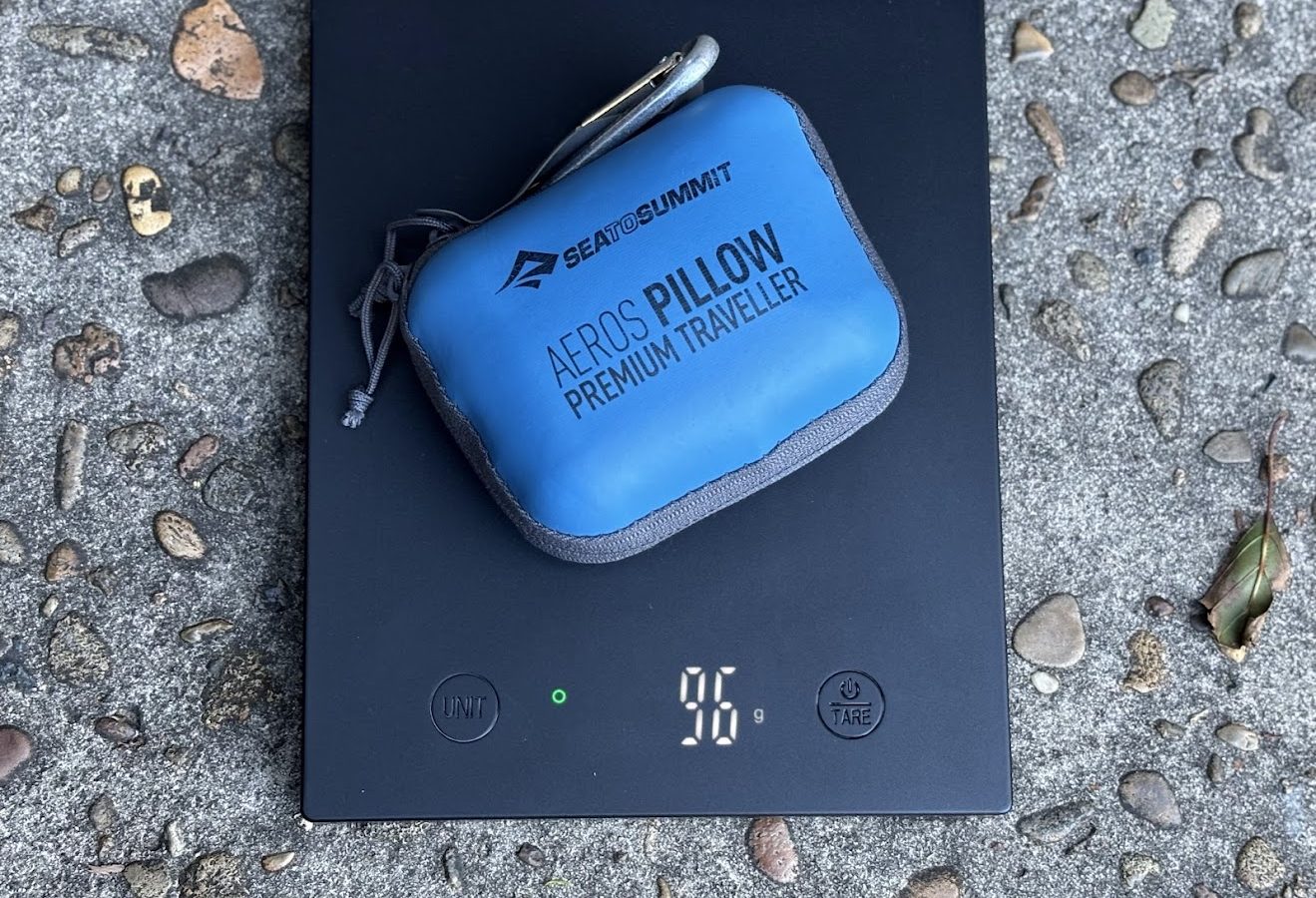The Sea to Summit Aeros Premium traveller pillow​ including carry bag and carabiner weigh 96 grams