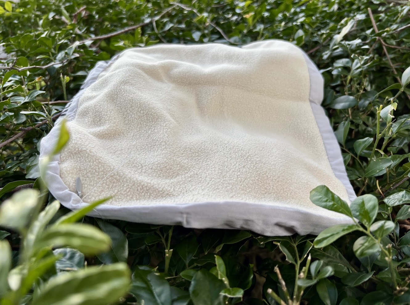 The double-sided material pillowcase of the Hikeman pillow can be used in both summer and winter