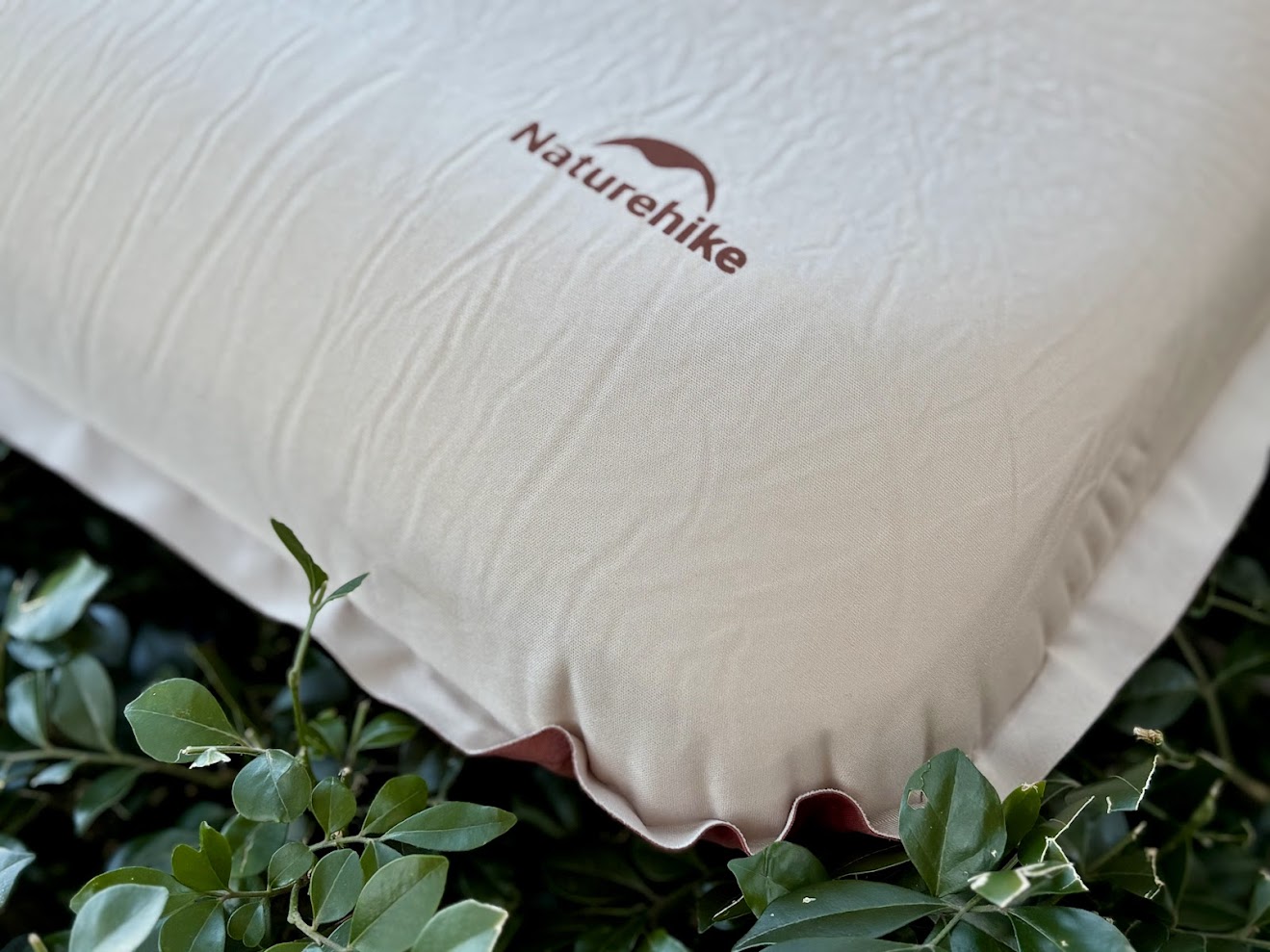 30D stretch fabric of the Naturehike inflatable travel pillow​ feels premium
