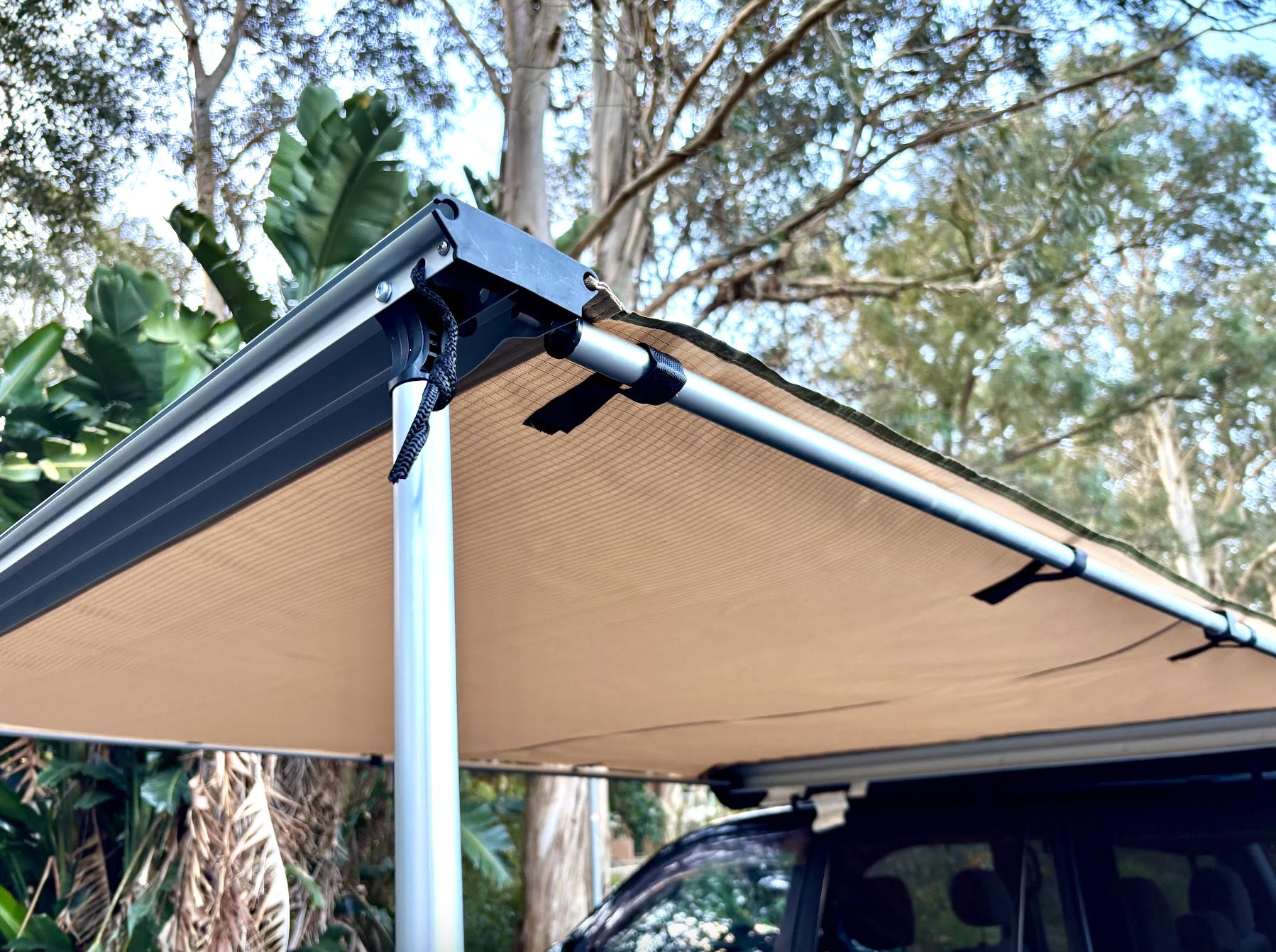 The XTM car awning (2x2.5M) comes with reinforced nylon knuckles at the corners which add strength