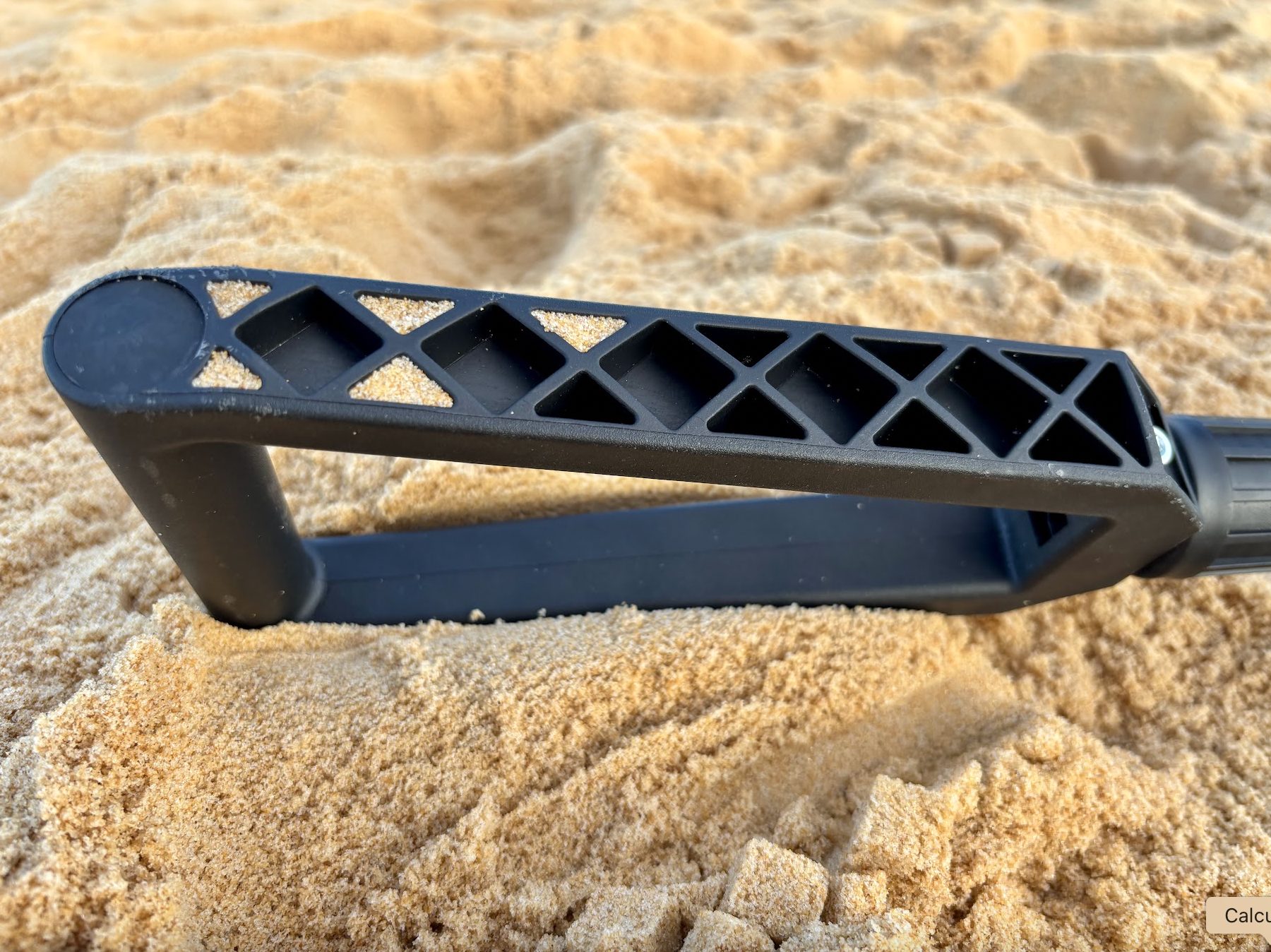 While the D-grip itself is comfortable and functional, the handle shaft of the Kings shovel is made of a different material