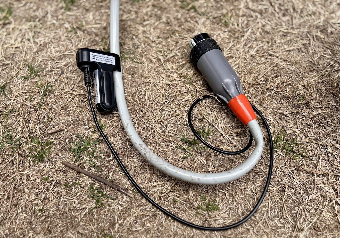 Battery attachment to the hose of the rechargeable San Hima shower