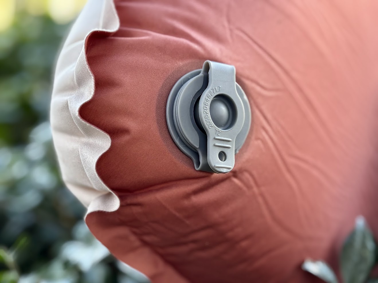Bottom material of the Naturehike inflatable travel pillow​ did not slide off camping mat
