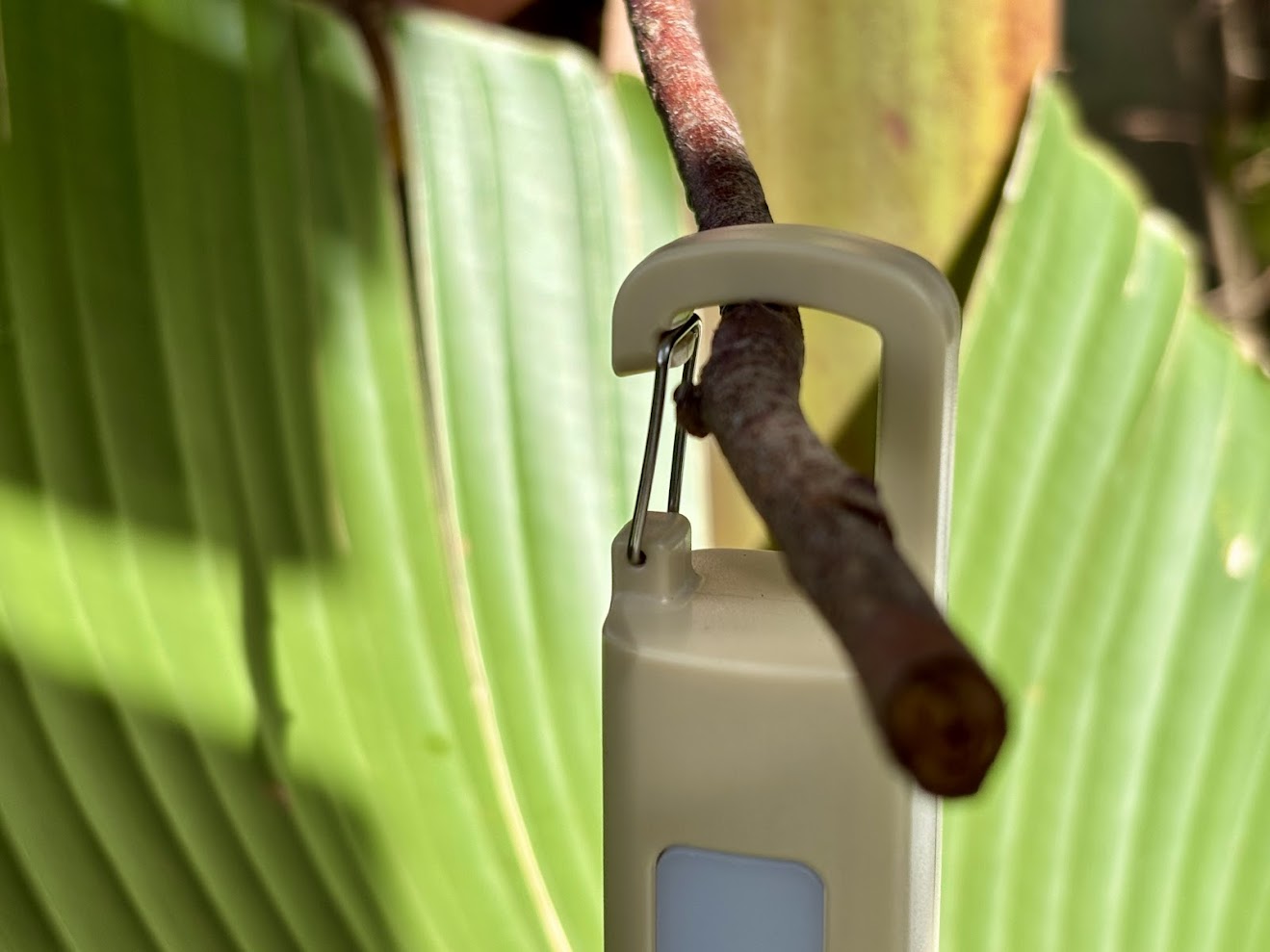 Build-in hanging hook of the Smiling Shark camping torch