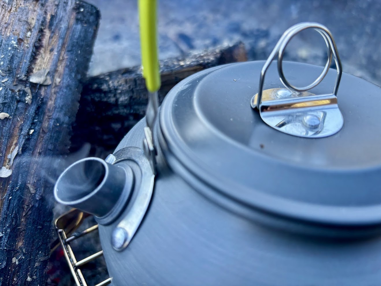 Camp kettle made of hard-anodized aluminum with protected handles used on open flame