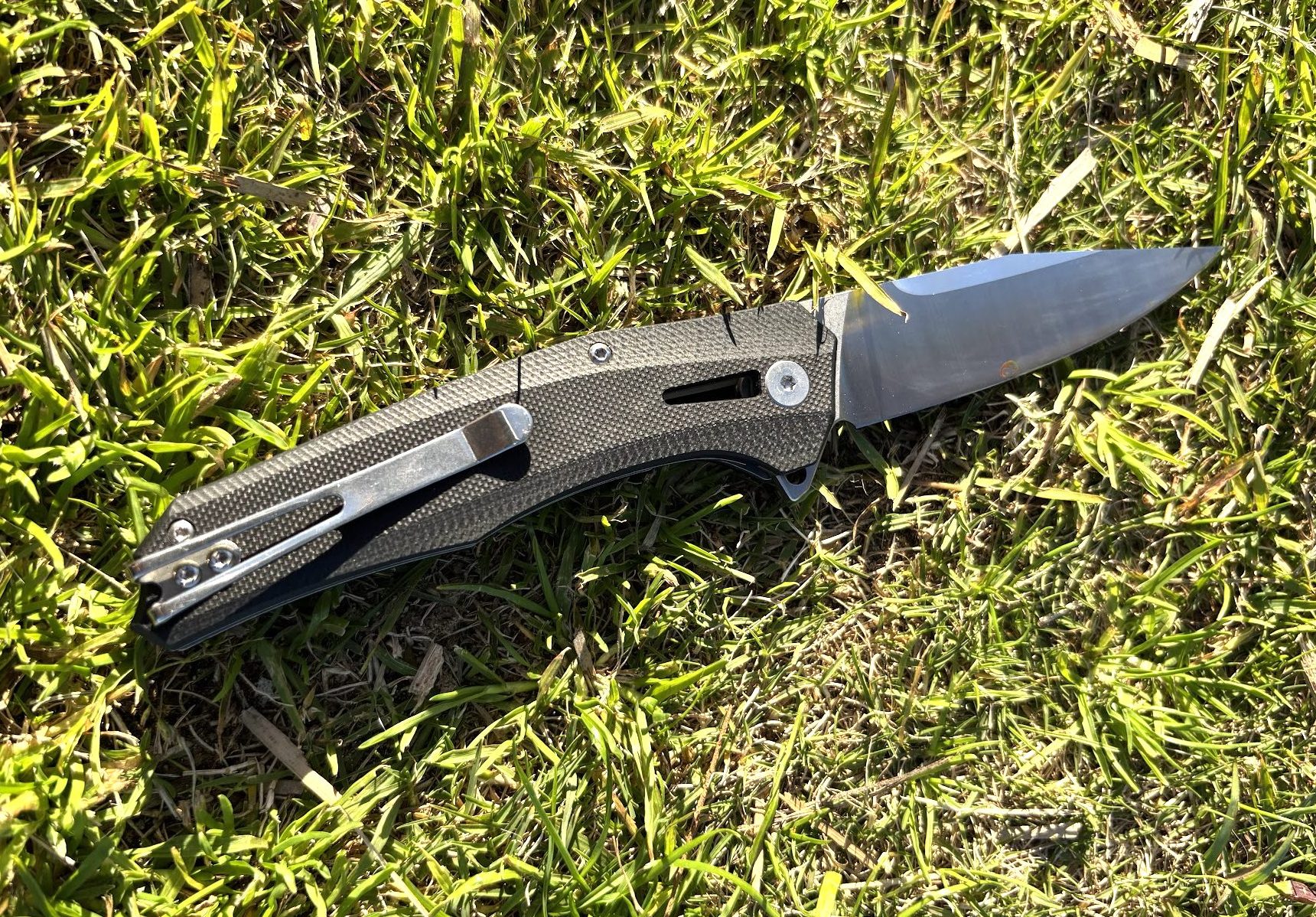 Non-slip surface of handel on the G10 folding knife