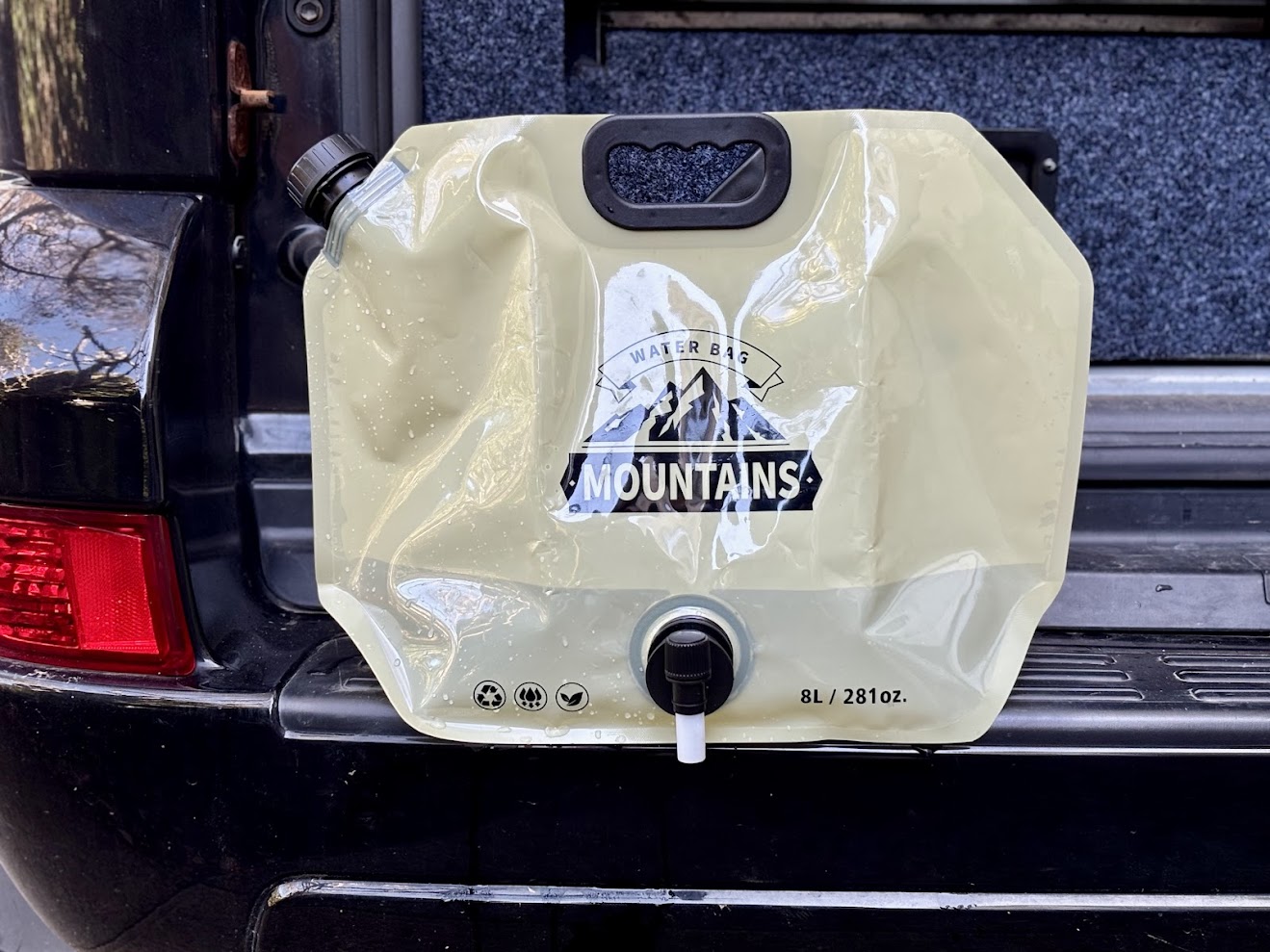 Camping water bag​ 8L filled up with water