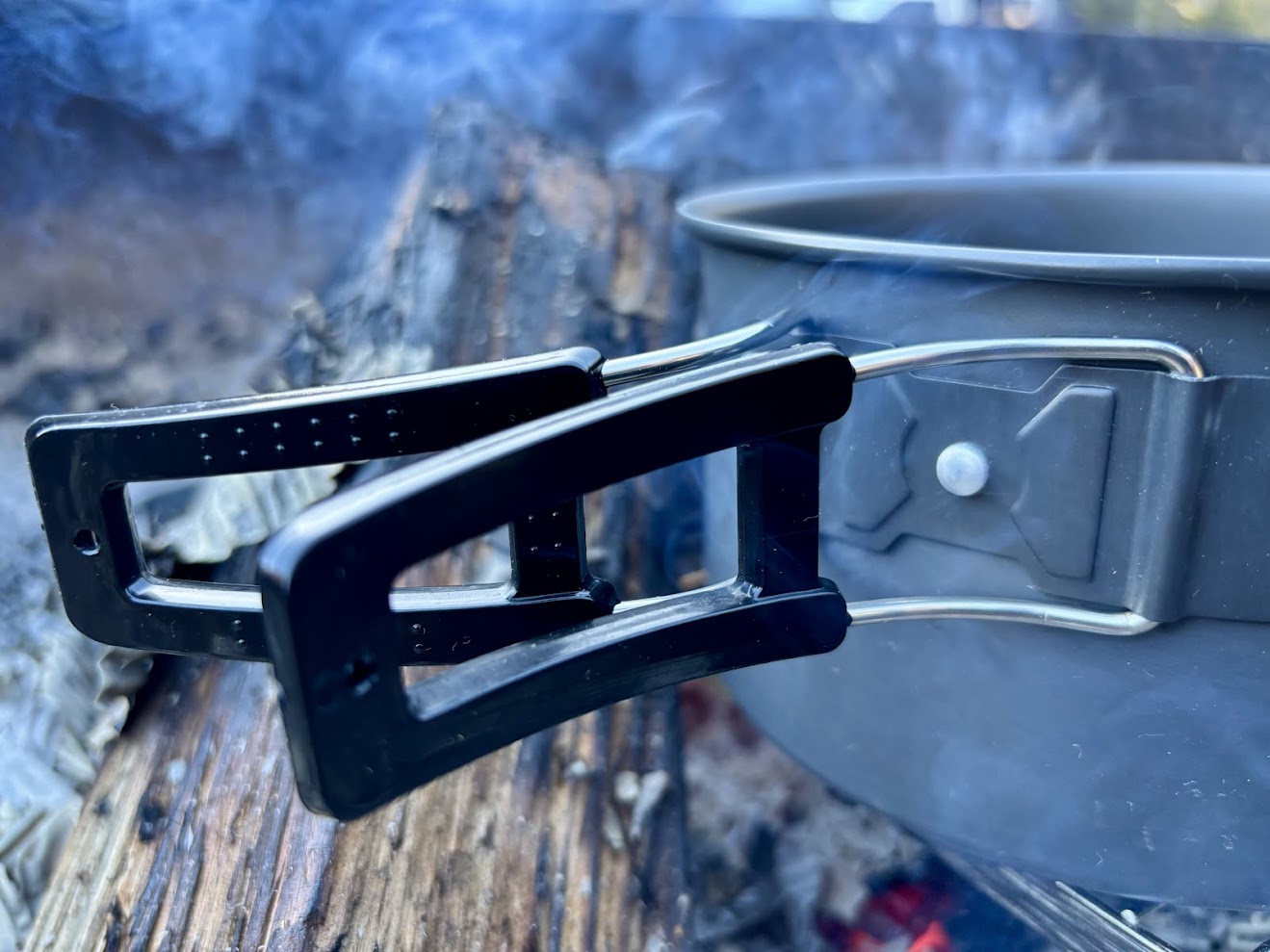 Collapsible heat-safe handles of the pan and pot in this 3pcs camping cookware set