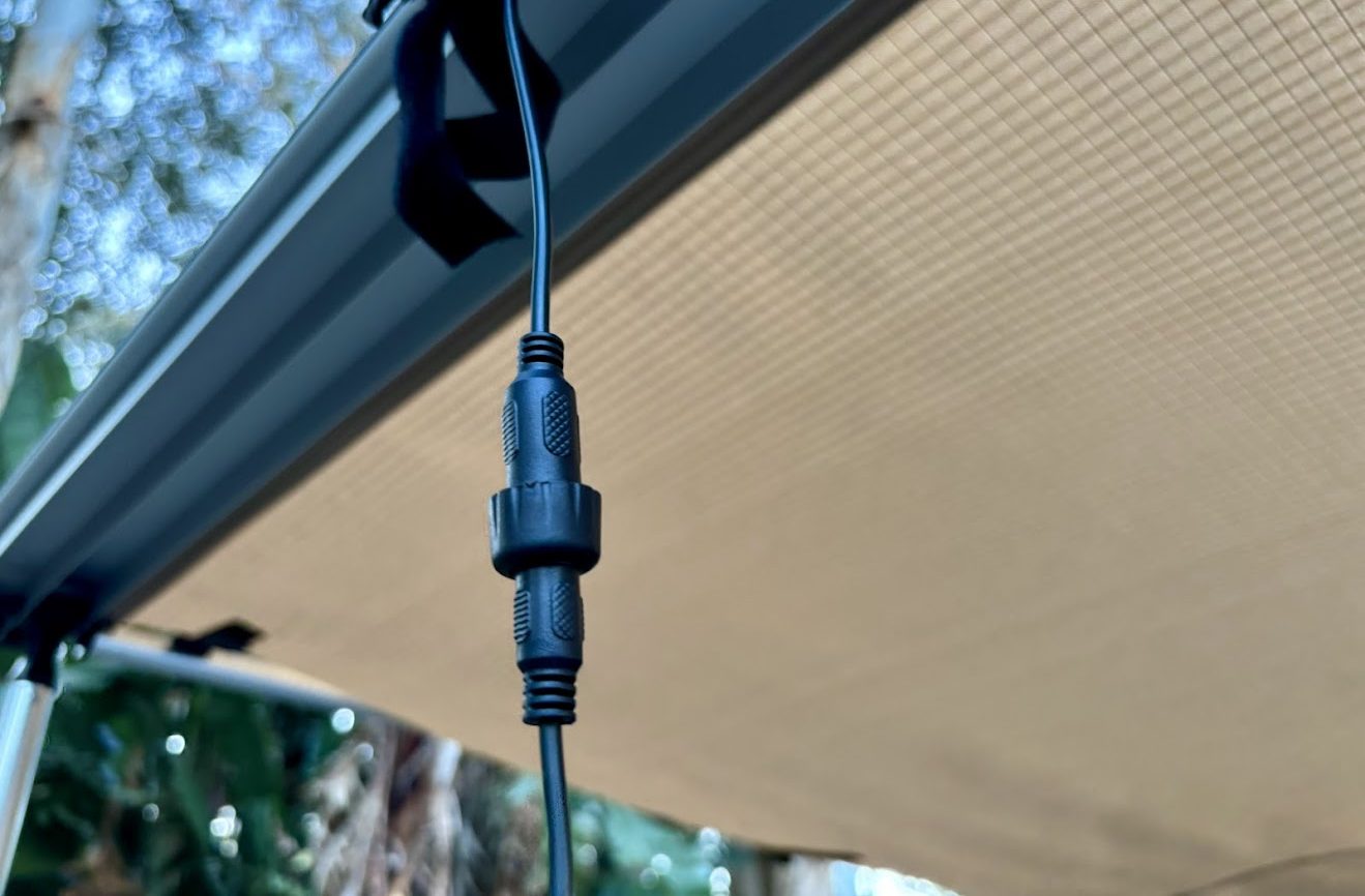 Connector between the 130cm Kings LED strip lights​ and the 5 meter power cable