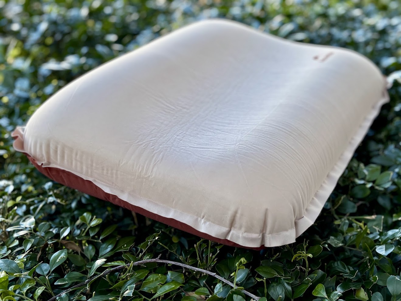 Ergonomic curve of the Naturehike inflatable travel pillow​ hat helps reduce neck strain