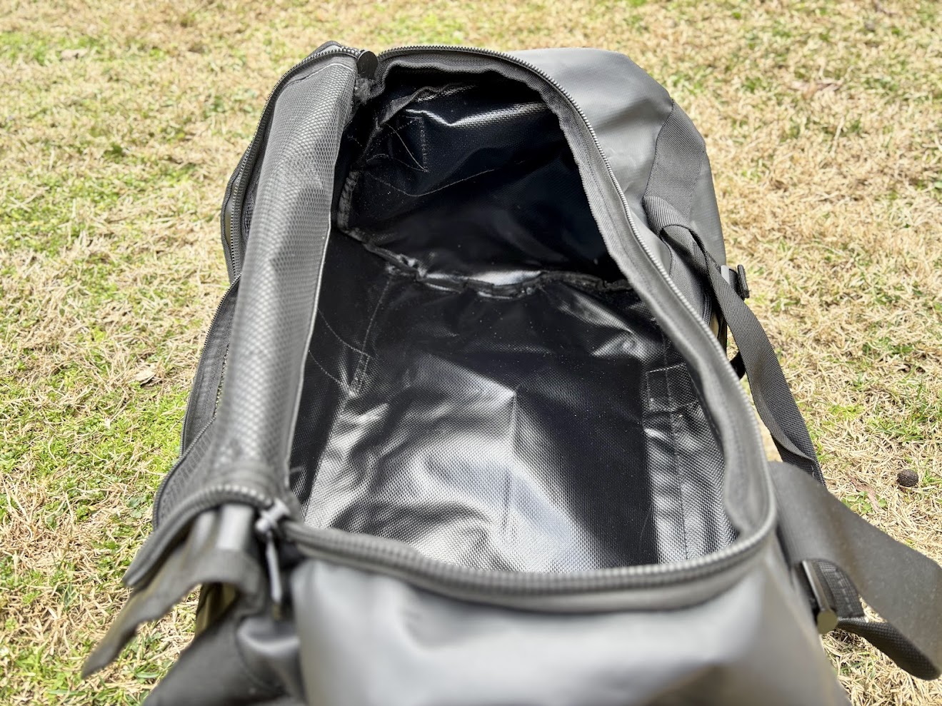 The large top opening of the Kings 40l duffel bag makes it incredibly easy to pack and unpack