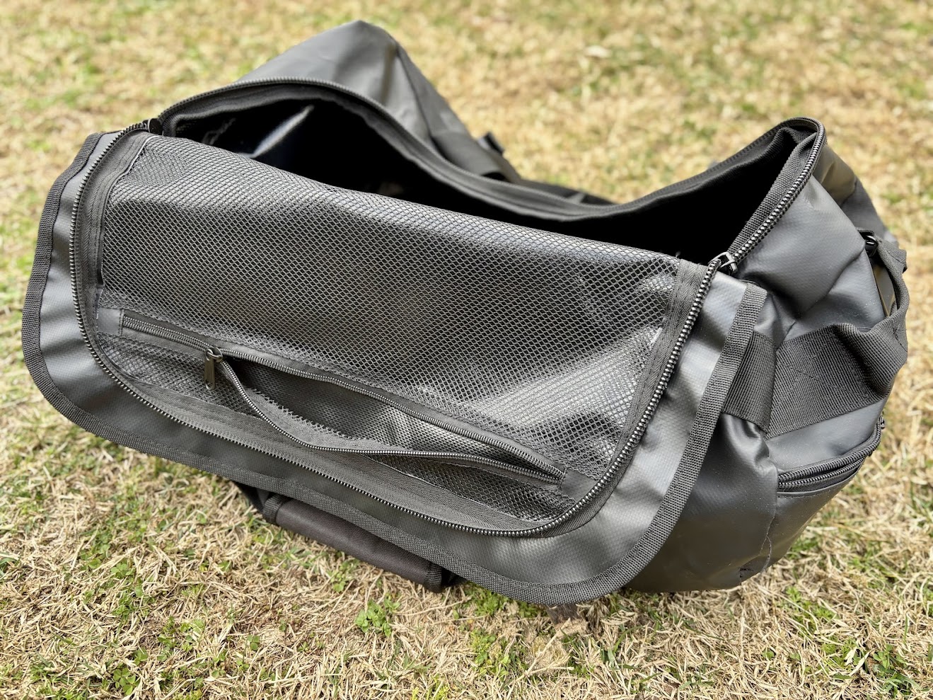 The Kings camping duffel bag (40l) comes with a mesh zipper bag inside which is great for storing socks and underwear