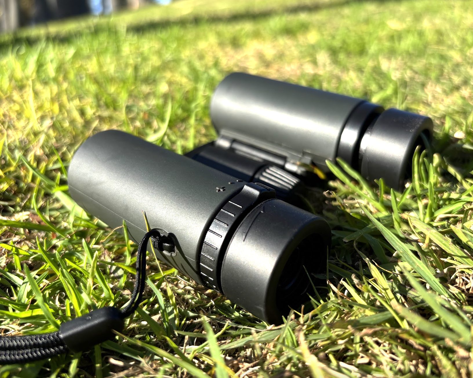 At dusk the 21 mm objective of the Olympus 10x21 RC II binoculars has limits, which is expected at this size