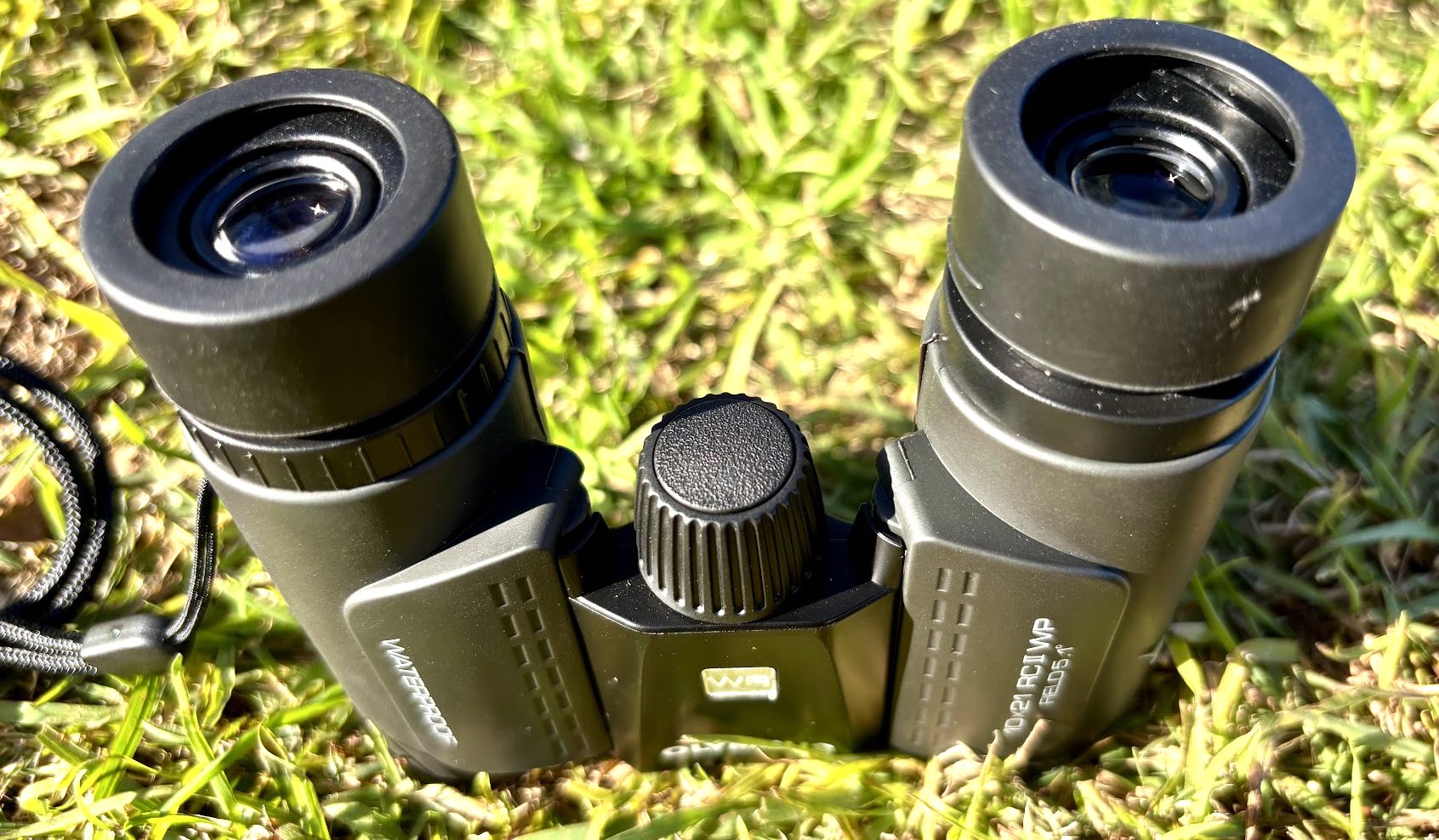 The focus wheel of the Olympus 10x21 RC II binoculars has fine ridging and tracks smoothly through focus without play