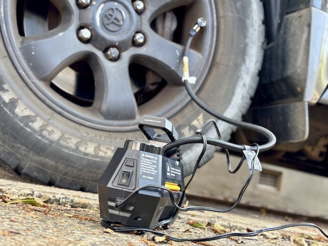 Once you've set the desired PSI level on the top display of the AstroAI tyre compressor, just flick on the switch on the backside to start inflating