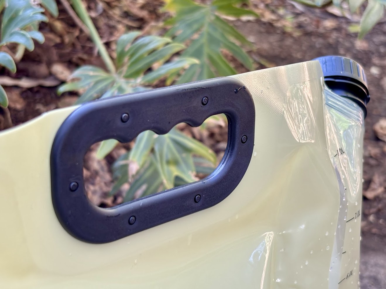 Solid carry handle of this 8 liter water bag​ for camping