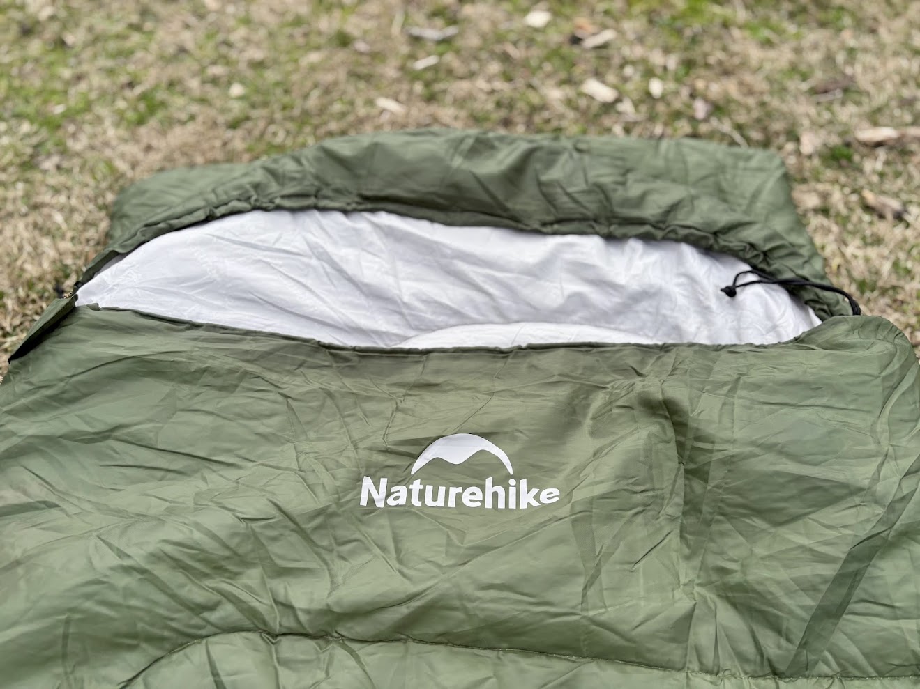 The Naturehike Y150L sleeping bag come with a half-circular hood incl adjustable drawstring to keep you warm