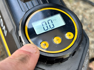 The digital display of the AstroAI air compressor is clear and the buttons for setting the pressure are simple and work intuitive
