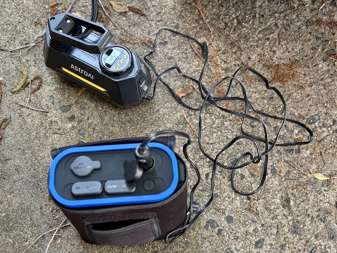 The power cable of the AstroAI air compressor is fairly thin and with only 3m lenght I mostly plug it into my Kings power pack