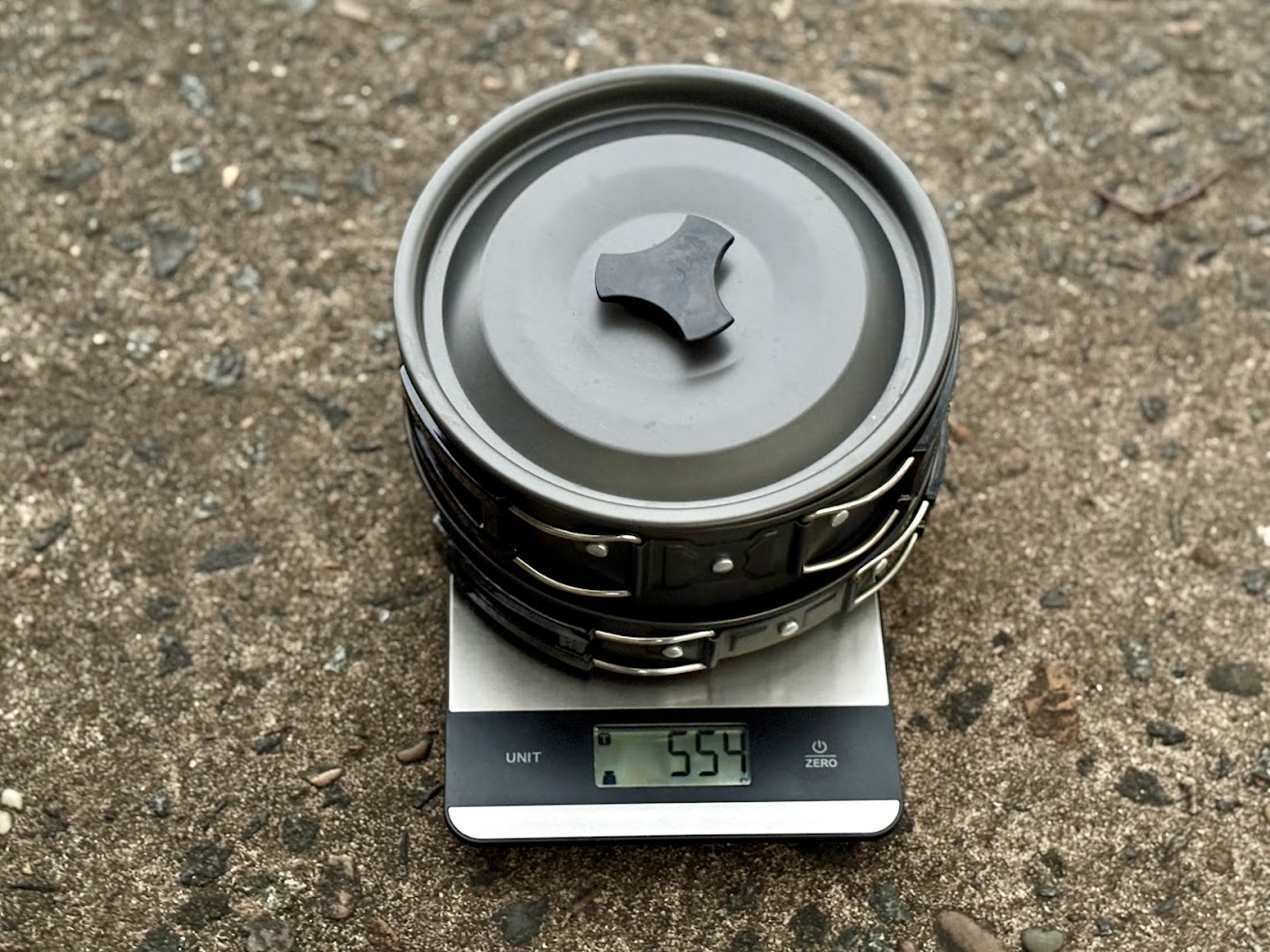 The weight of this camping cookware set only comes to 550g without carry pouch