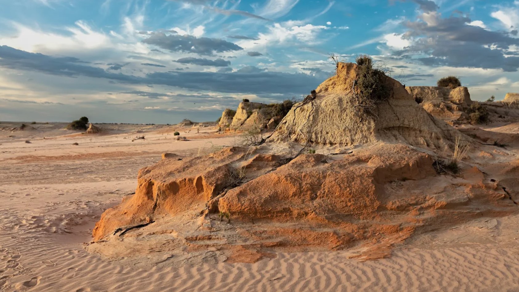 Walls of China guided tour in Mungo National Park