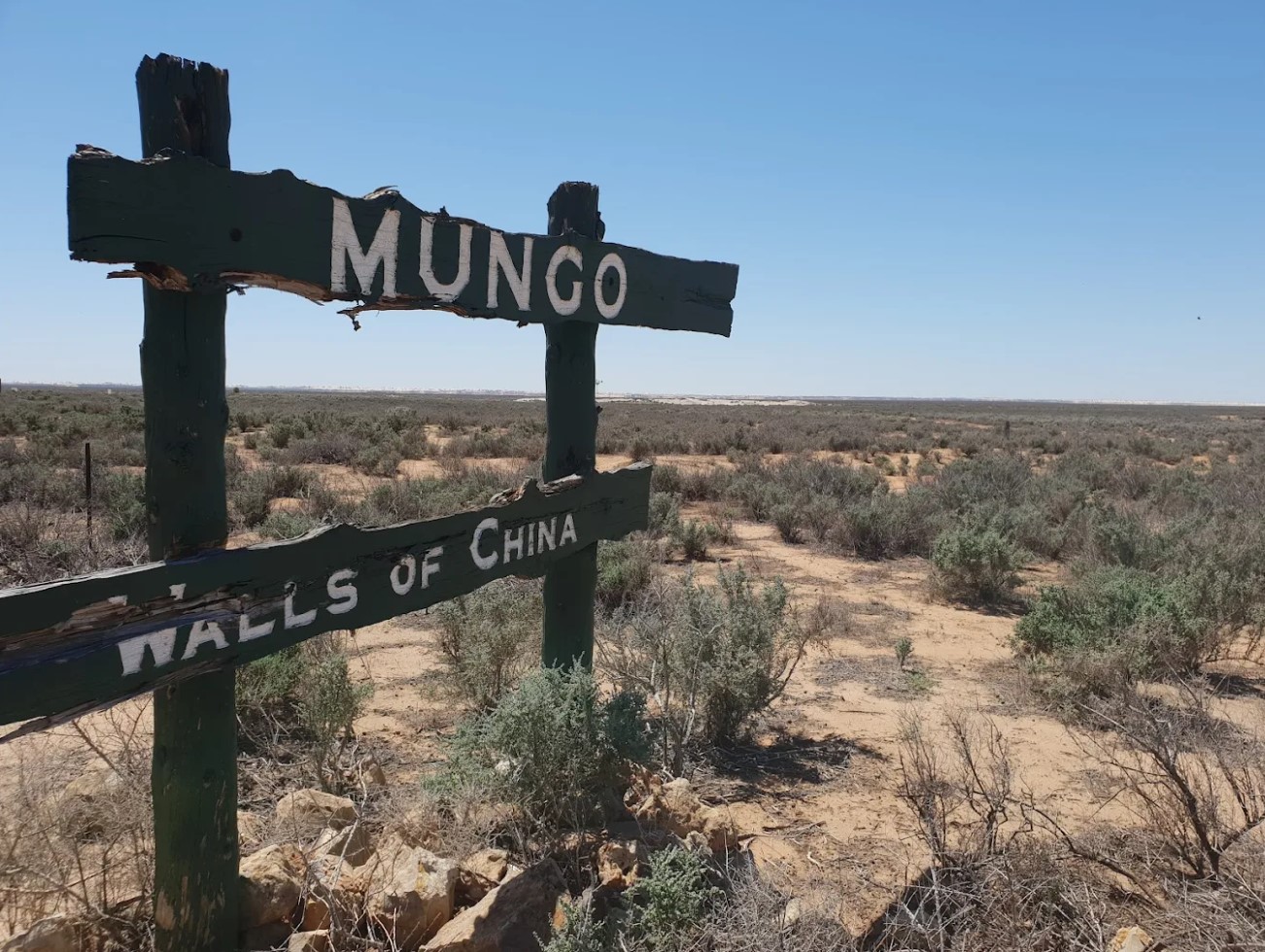 Walls of China information board in Mungo National Park