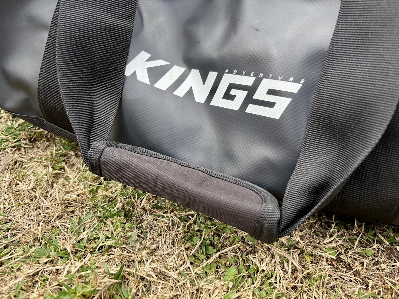 The dual carrying of the Kings 40L duffel bag handles are solid and practical enough