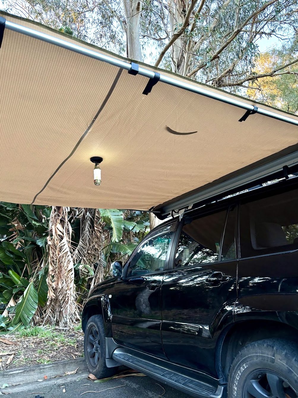 The rated 5 kg holding strength of the magnetic camping hooks feels accurate, as it easily supported a lantern or a towel without budging