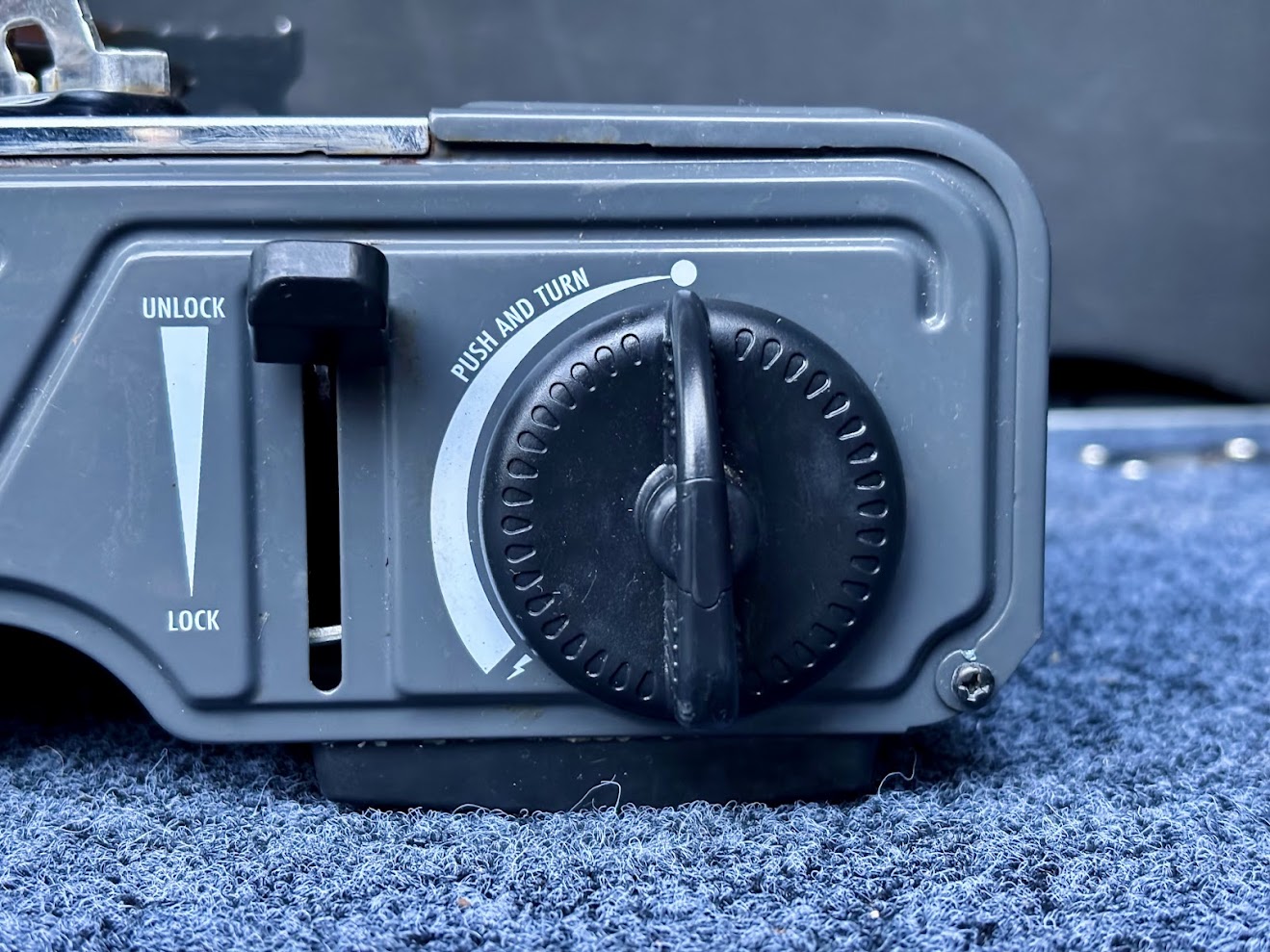 Lock system and operation knob of the Dune Camp Stove