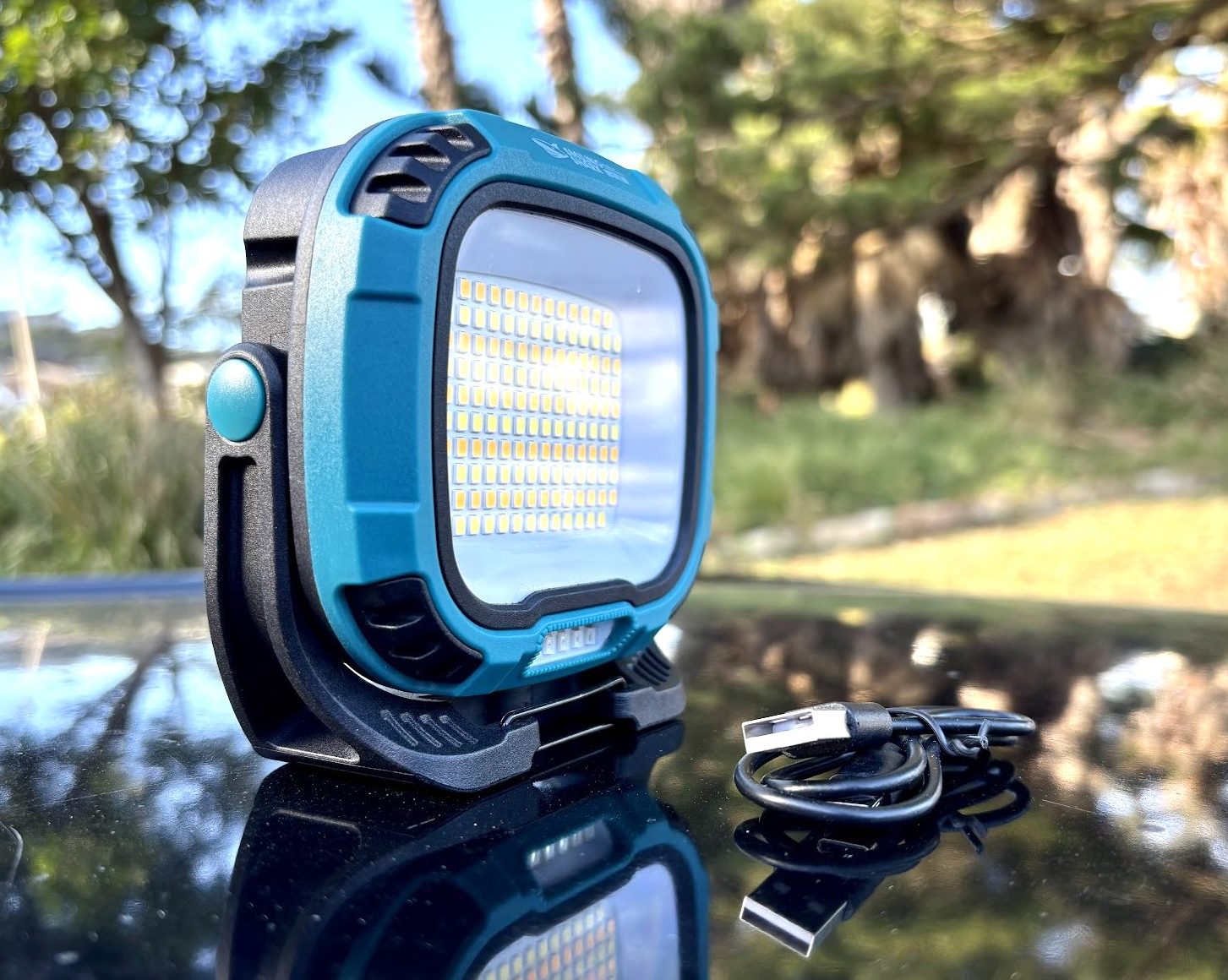 Smiling Shark rechargeable magnetic work light with charging cable