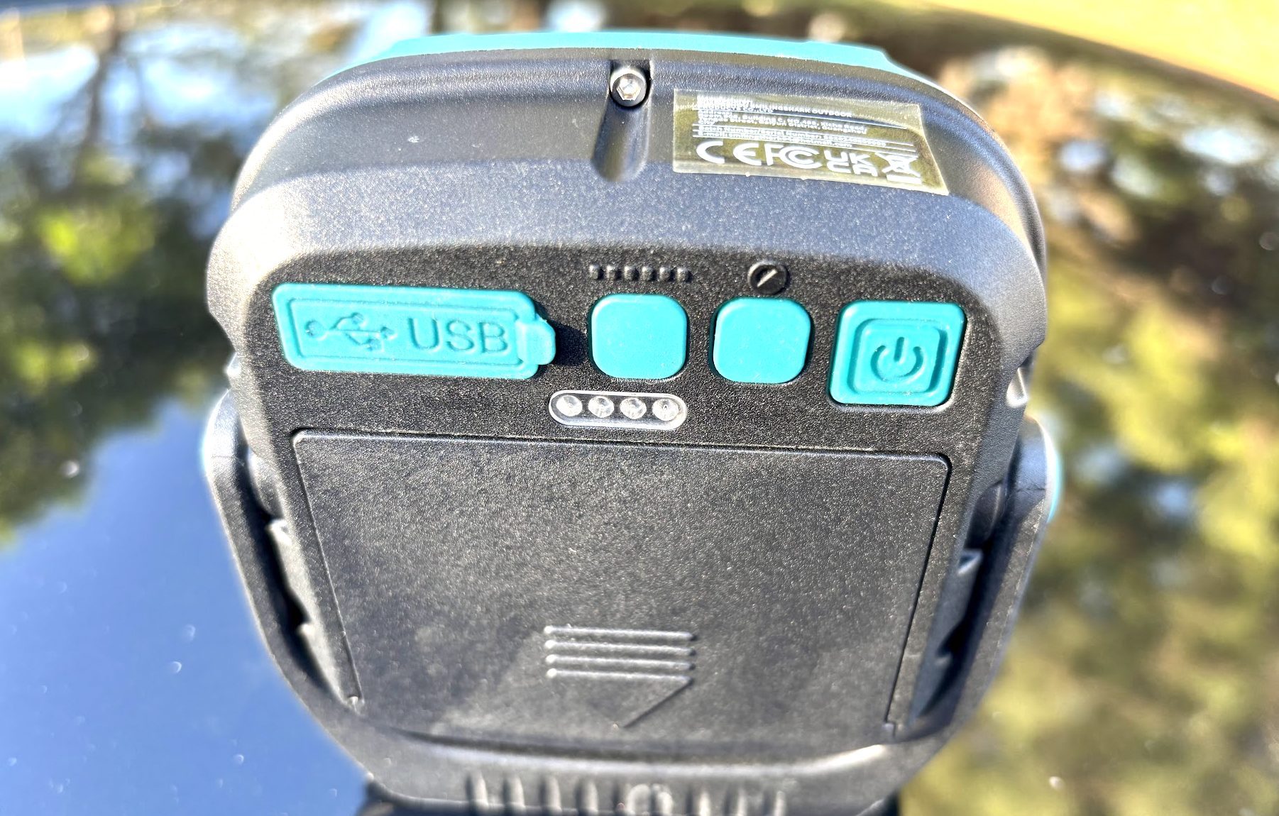 Contol buttons and USB port on the back of the Smiling Shark magnetic LED work light