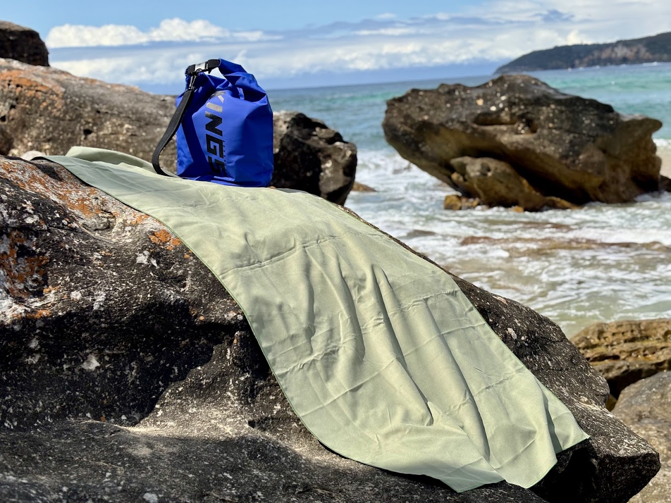 For a towel that packs down so compact, the 122x61 cm surface of the Rainleaf microfiber towel is really impressive