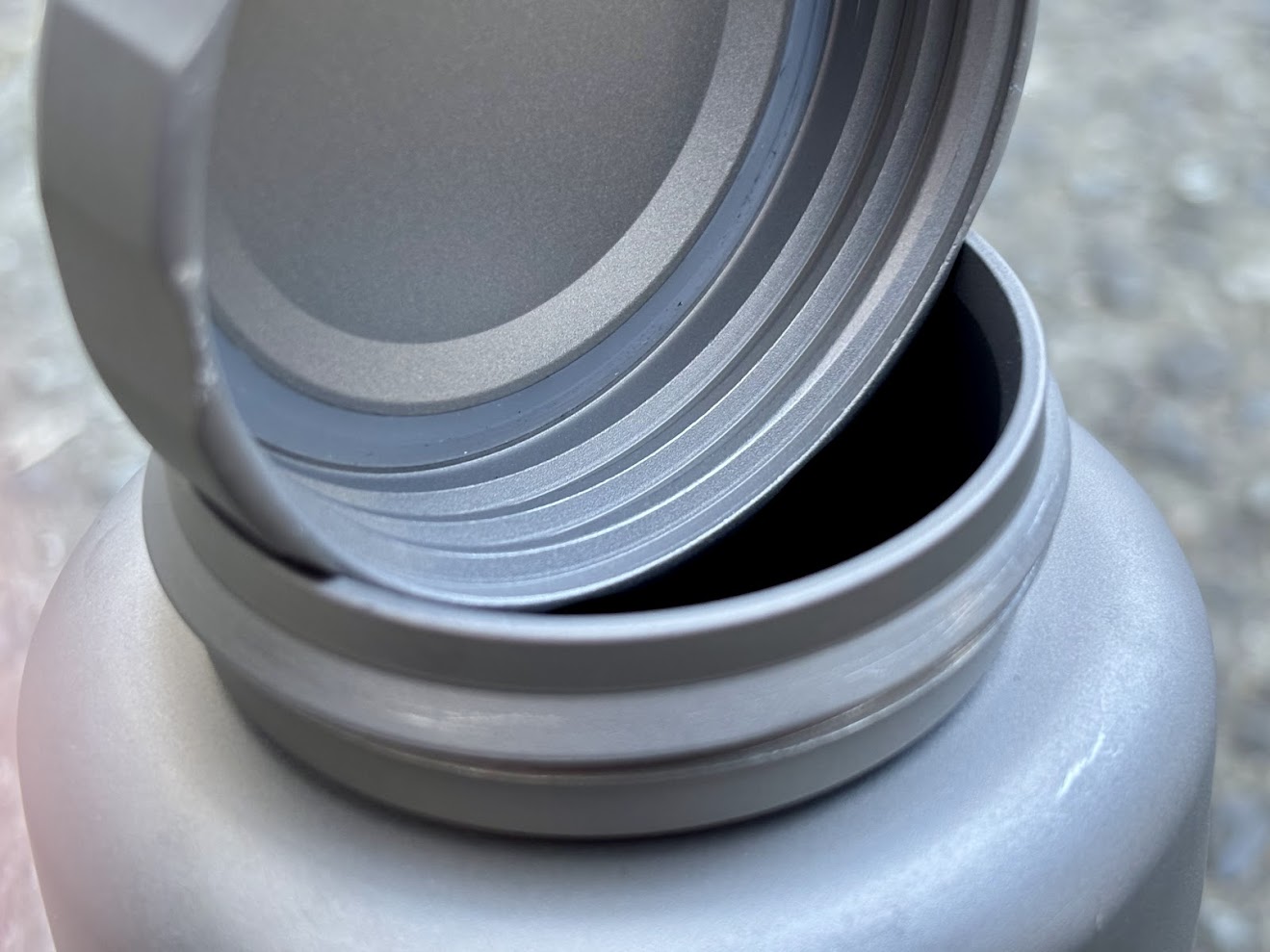 Lid sealing of the Boundless Voyage Titanium water bottle (1050ml)