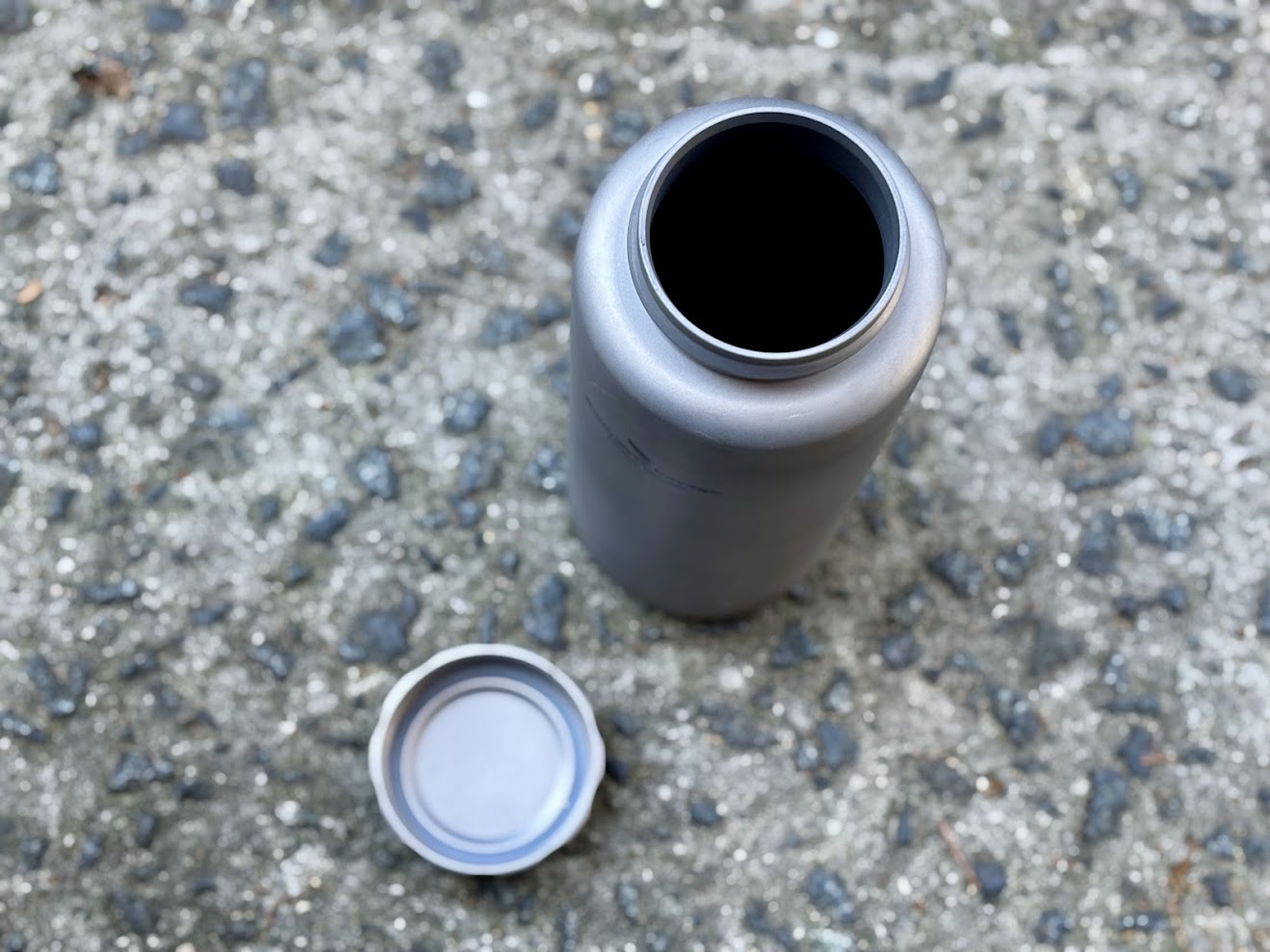 Single-wall design of the Boundless Voyage Titanium water bottle (1050ml)