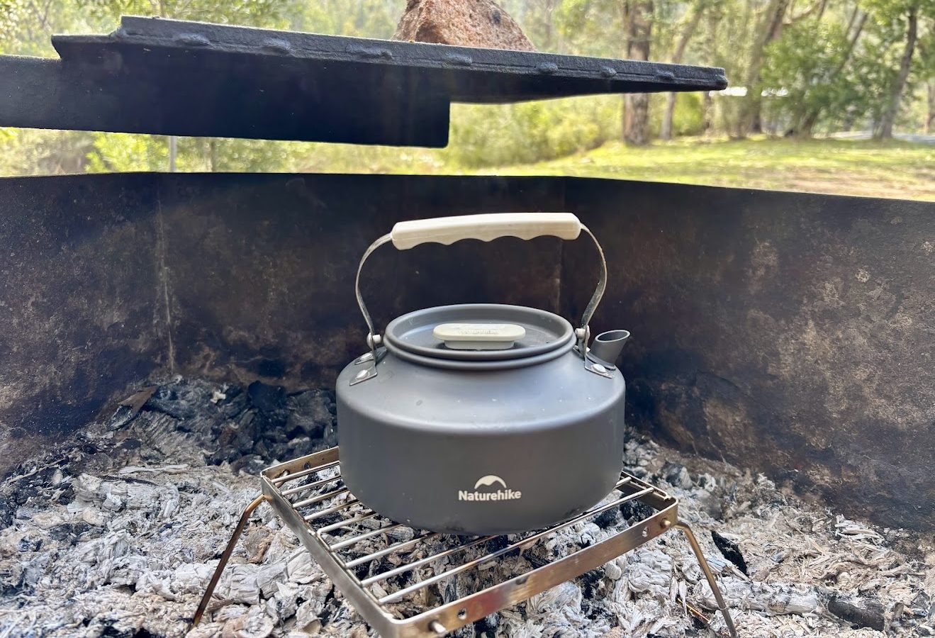 The 12.5cm height when the folding campfire grill is unfolded provides a good distance from the coals