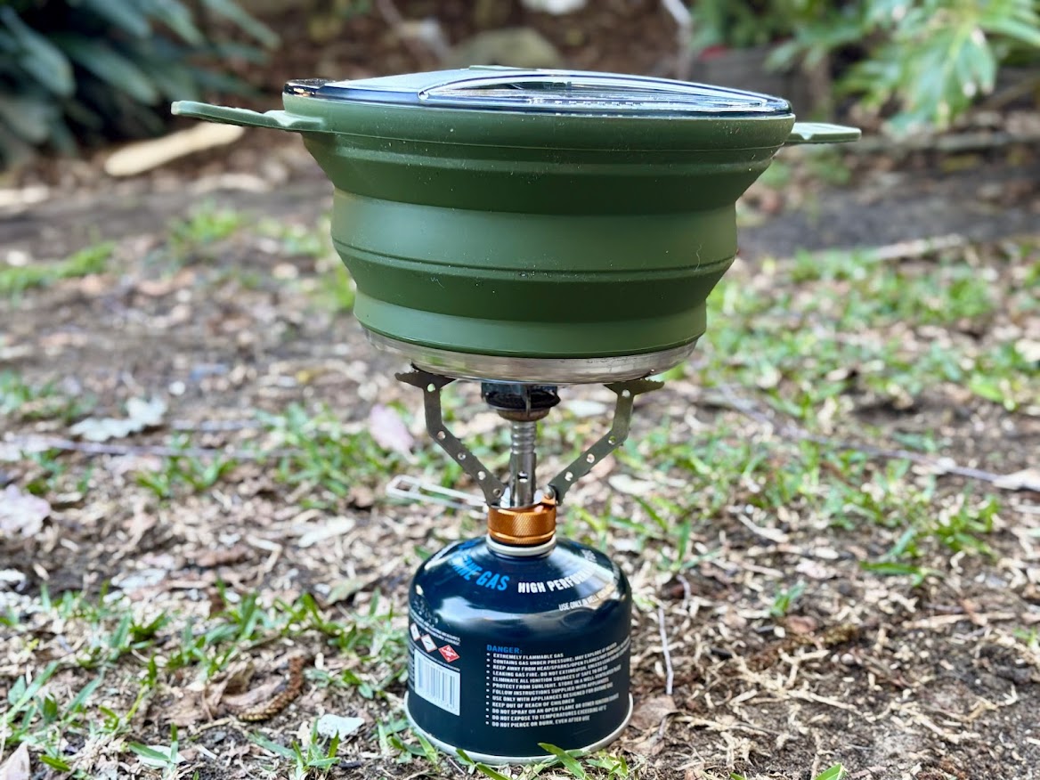 The 2.5L collapsible cooking pot​ fits perfectly on the 360 degrees Furno stove