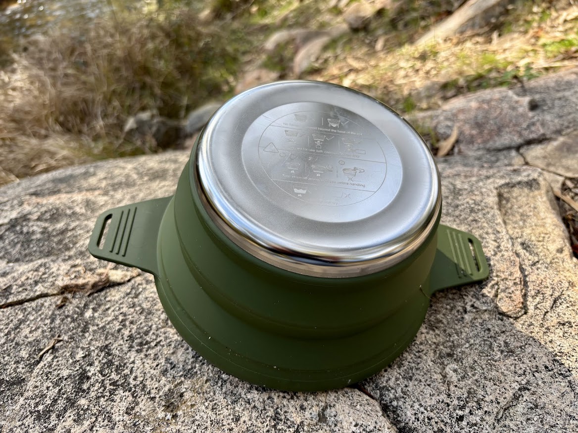 The 304 stainless steel base of this collapsible cooking pot feels very robust and solid and provides a stable cooking surface