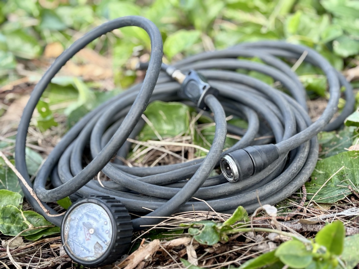 The 8m hose of the XTM air compressor 160l 150psi​ has a proper quick-release fitting and a cleanable sponge filter to easily clean it after dusty tracks