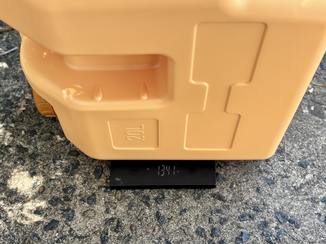 The Aimall 20 litre water container with tap​ weighs over 1,3kg when empty and over 20 kg when full, which makes it quite heavy to carry or lift