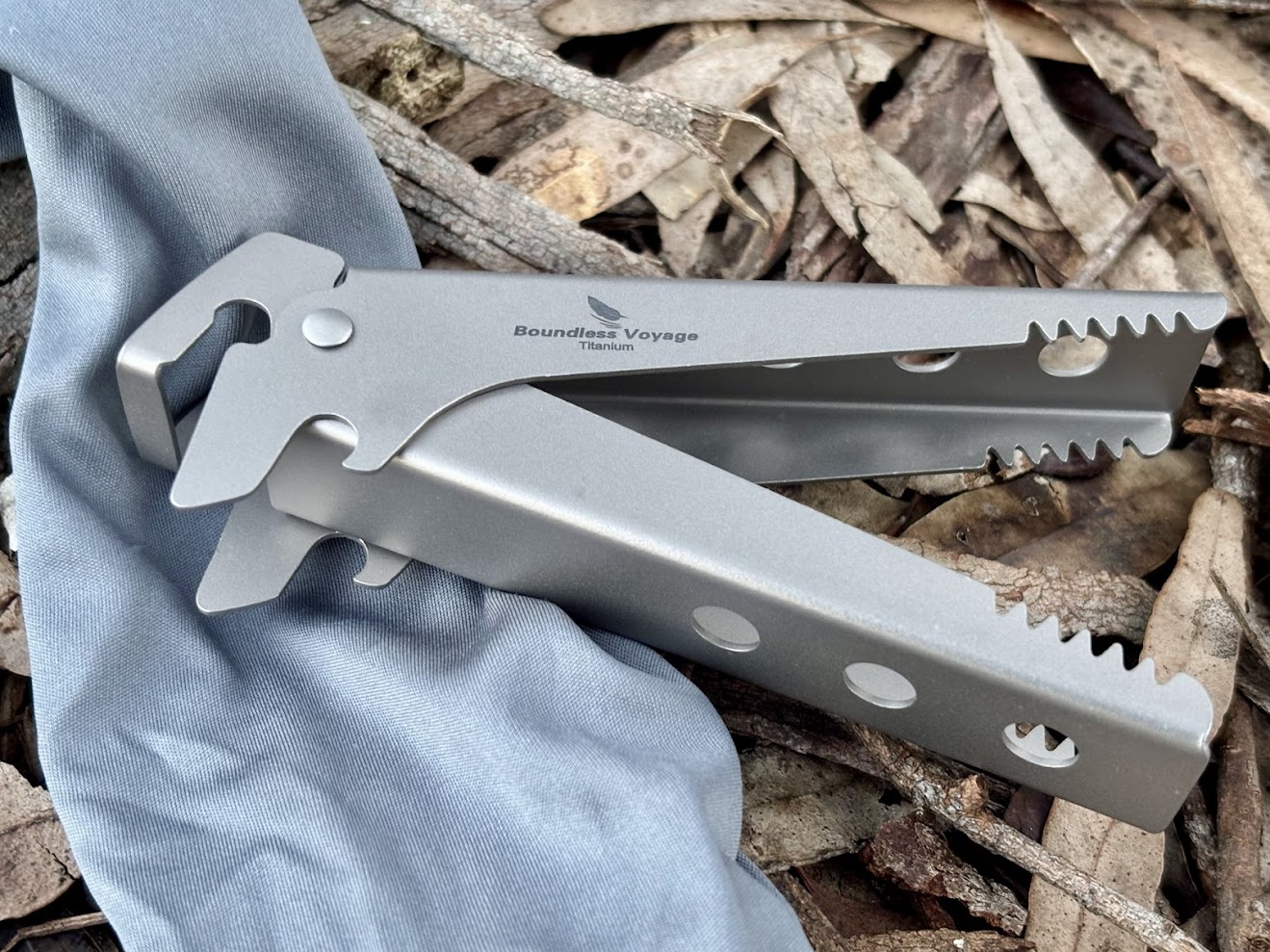 The Boundless Voyage Titanium pot gripper comes with a solid grey carry pouch