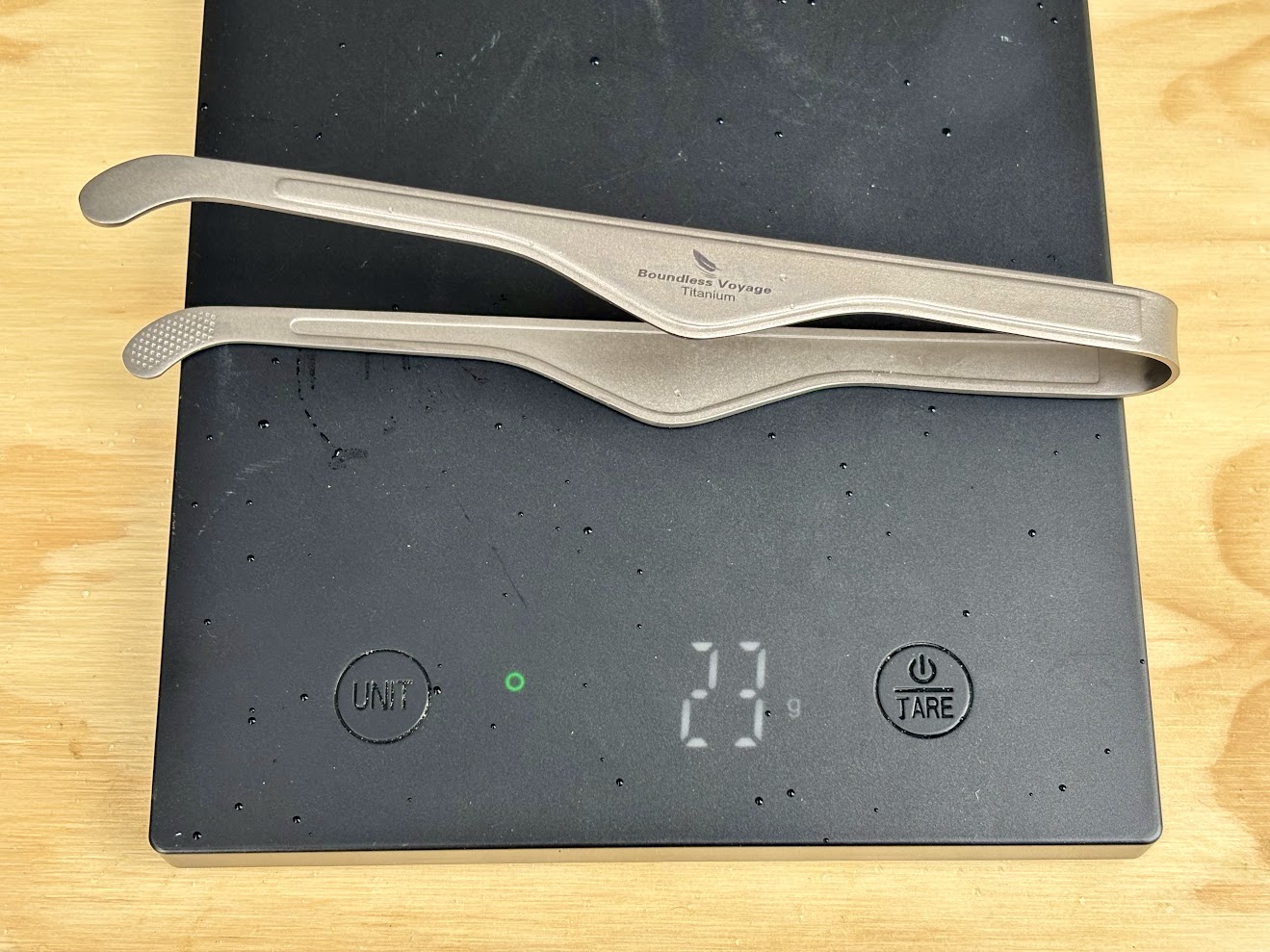The Boundless Voyage titanium tongs​ only weighs 23 grams