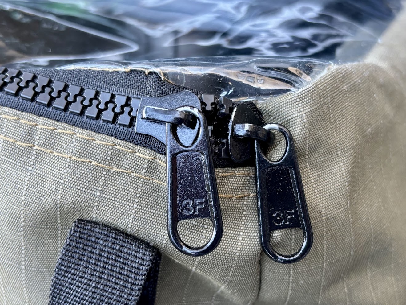 The Kings canvas bag​s come with heavy-duty SBS zippers which are alright but can occasionally snag