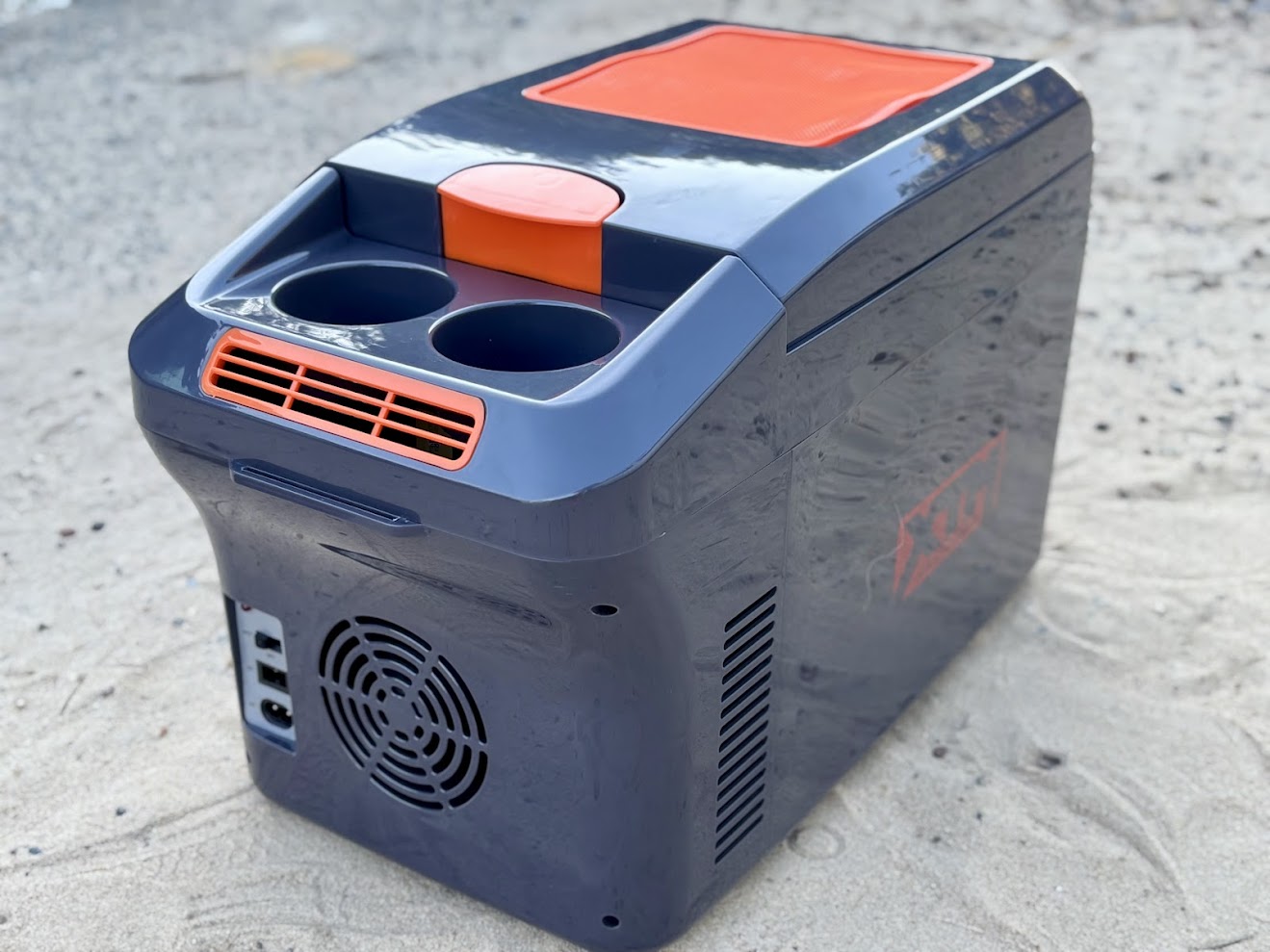 The XTM 12l fridge​ comes with 2 cup holder and an anti-slip mat on the top surface