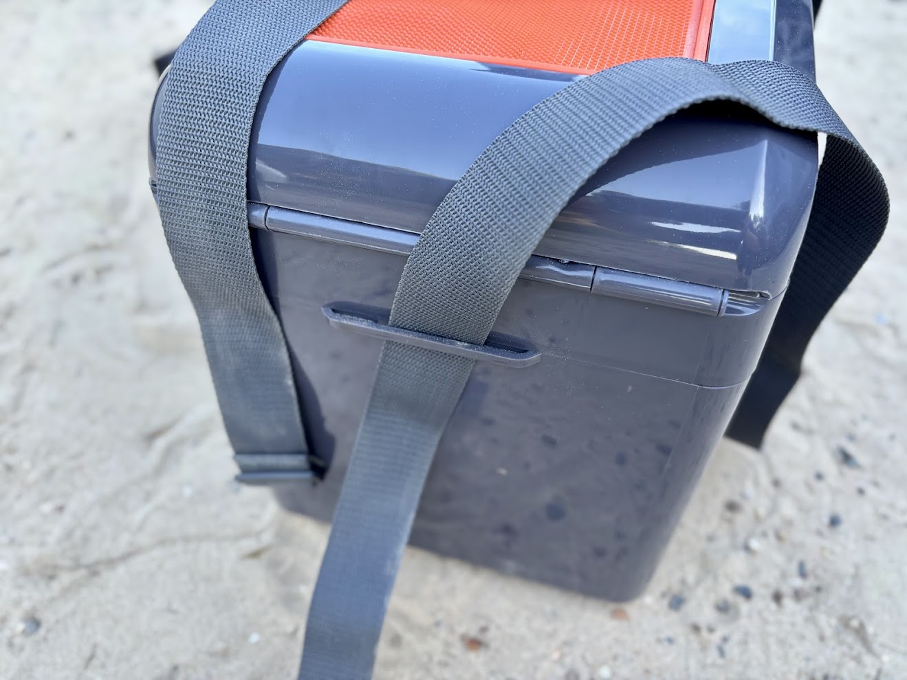 The XTM Thermoelectric Cooler Warmer 12L comes with a nylon carry strap making it easy to carry it anywhere