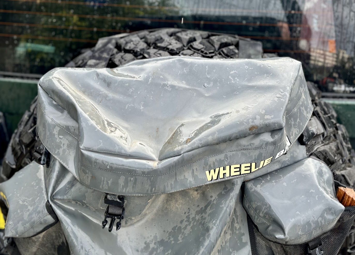 The adjustable straps of the Bushranger wheelie bin 57L are very versatile and fit snugly around a wide range of spare wheel sizes